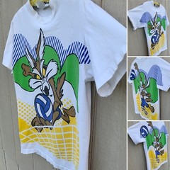 vintage Wile E Coyote t-shirt front back graphics single stitch 1990s 90s size S