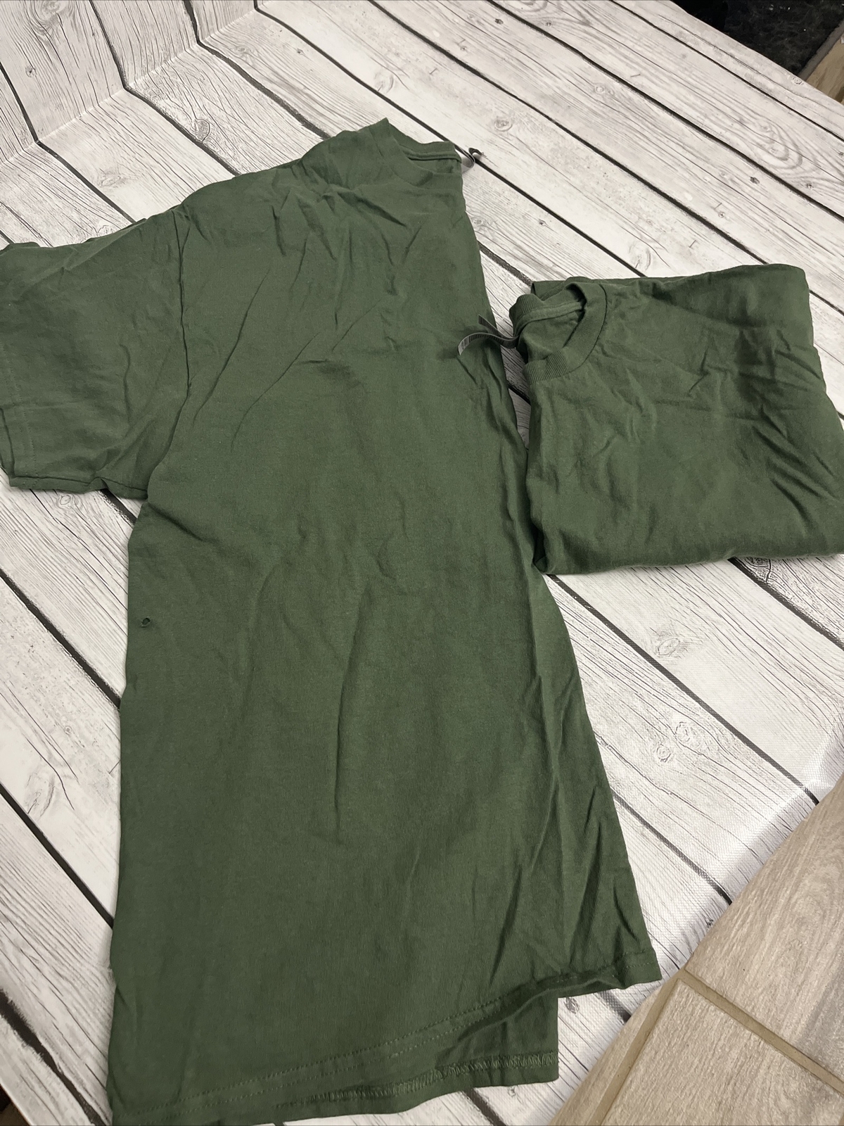 Gildan Classic Men's T-Shirt, 2 Pack Size XL Has Small Hole (see Photo) gallery