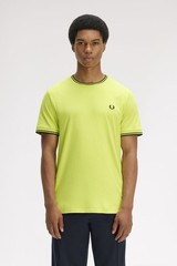 🔵 Fred Perry – Double Row T-Shirt M1588V Cedar Yellow/Black 84B Men SS26