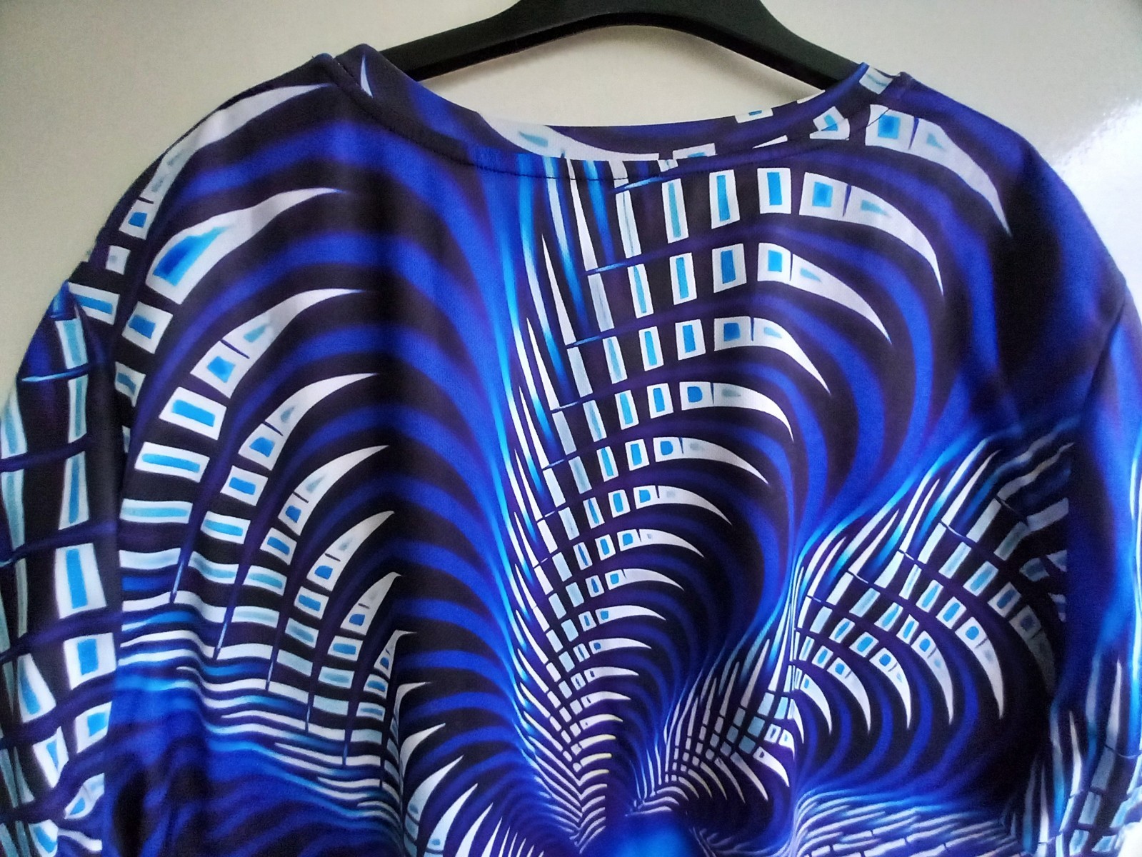NEW LARGE T-SHIRT in BLUE/WHITE COLOUR 95 % POLYESTER, 5% SPANDEX SIZE 4XL gallery