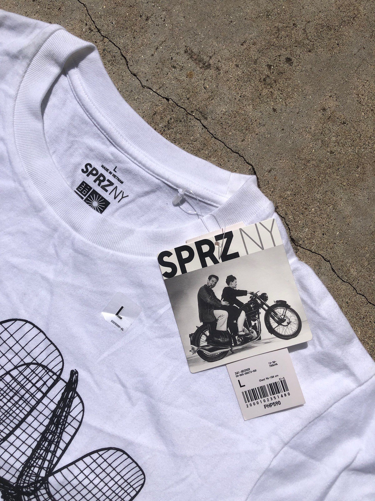 NWT SPRZ NY Uniqlo Herman Miller Eames Wire Chair White T Shirt Size Large gallery