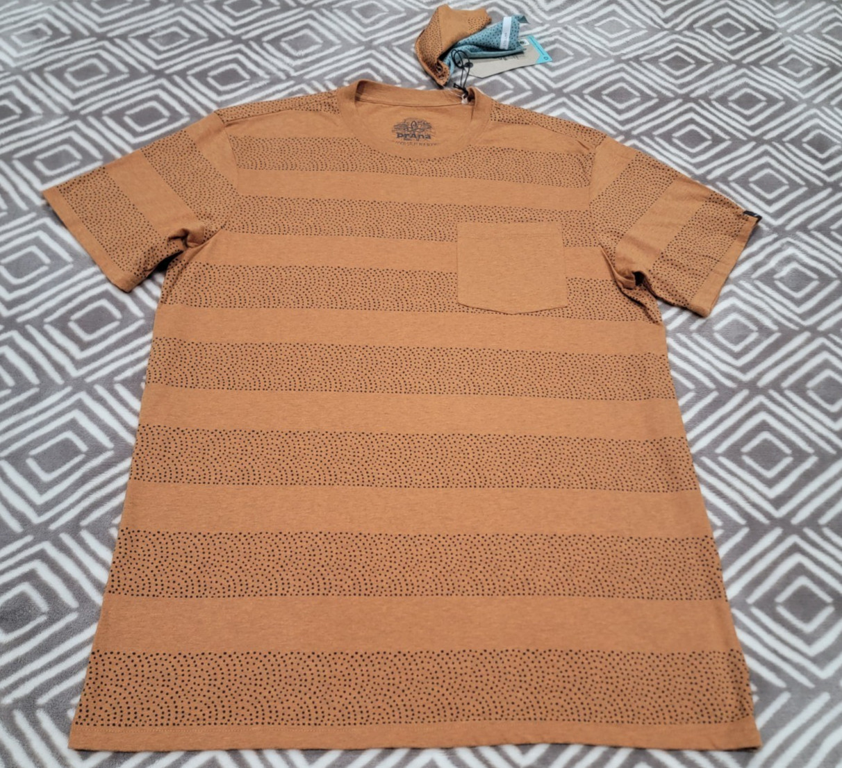 NWT prAna Men’s M Roots Studio Dots Pocket tee T-Shirt Short Sleeve Copper Brown