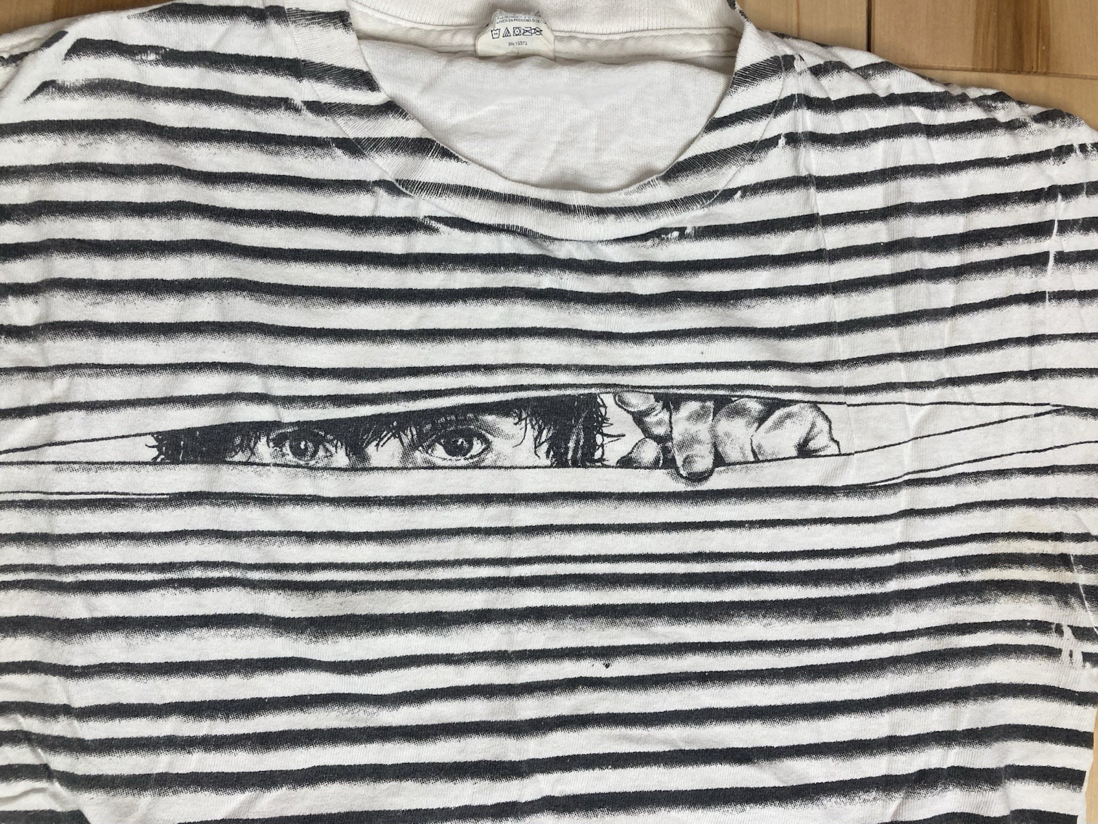 2000s Peeking Through The Blinds Graphic Tshirt Small gallery