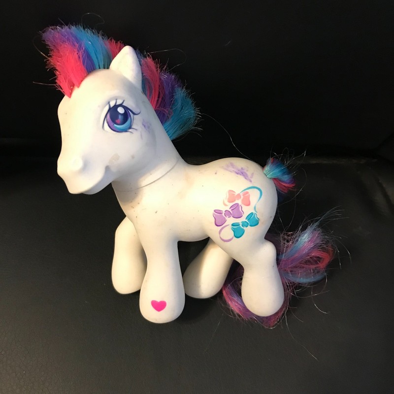 My Little White Pony with Multi-Colored Mane – A gr o5
