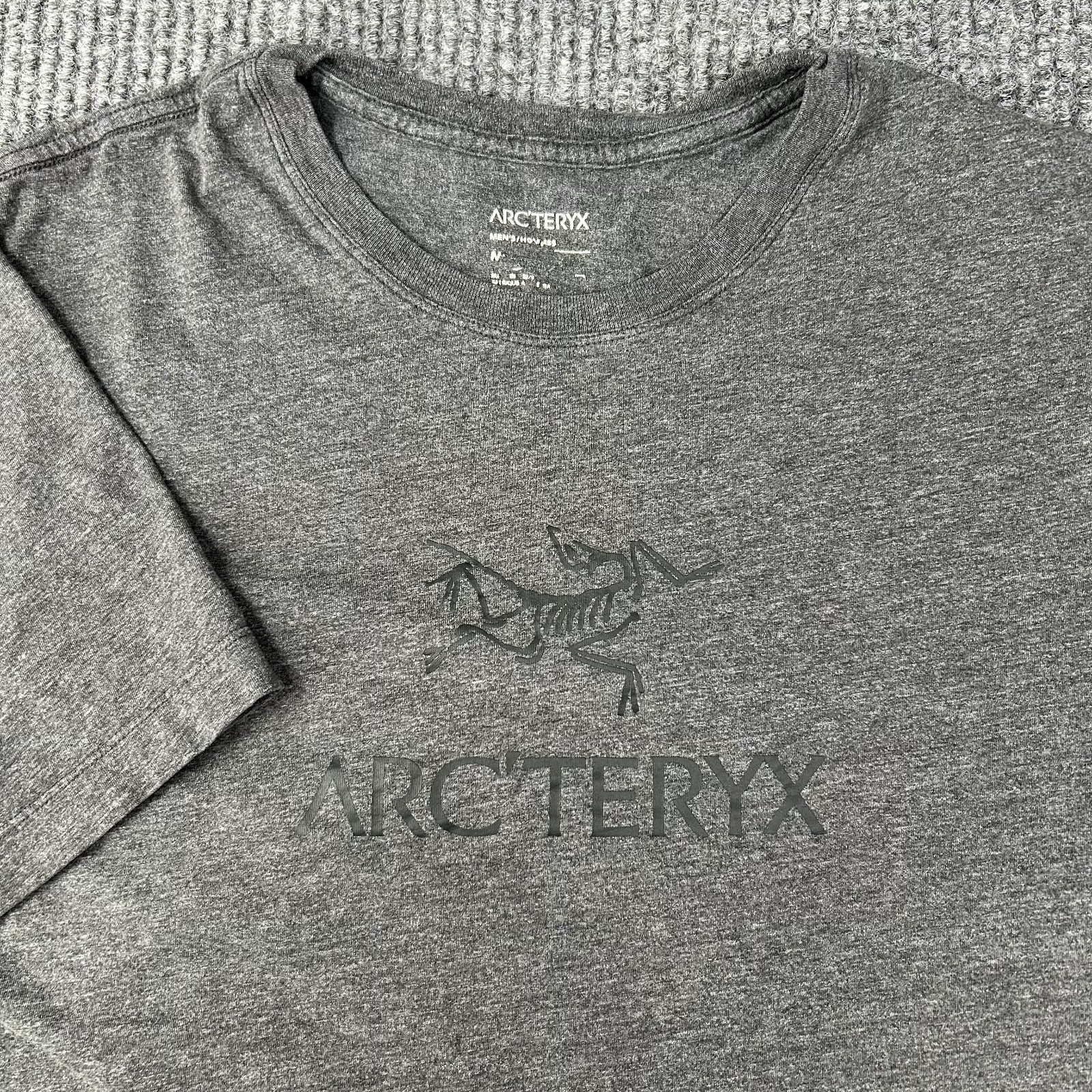Arcteryx Arc’word Mens Short Sleeve T-Shirt Medium Dark Gray Black Logo Spellout