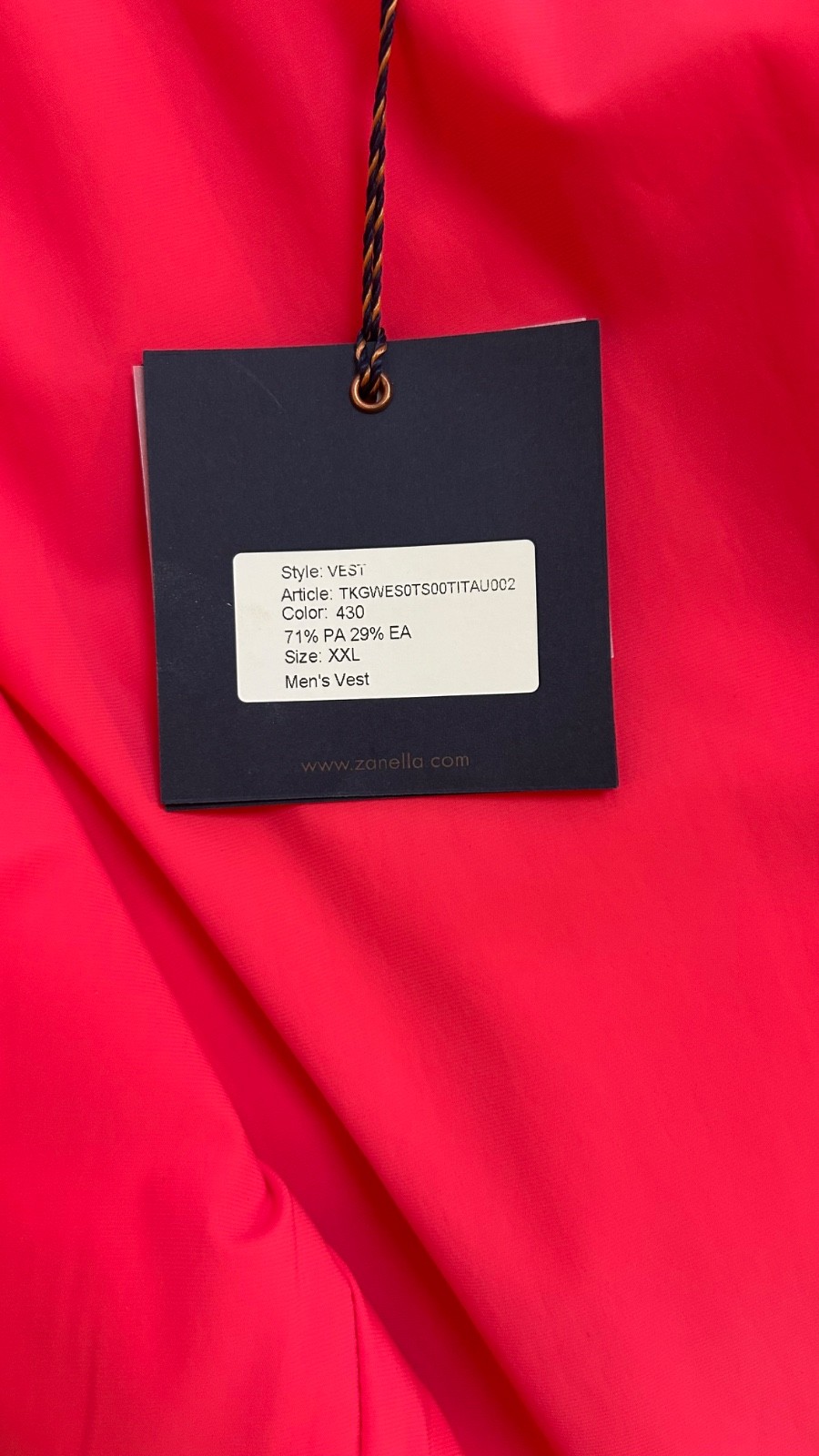 Full zip coral vest with contrast zipper and light quilting. Polyester blend XXL gallery