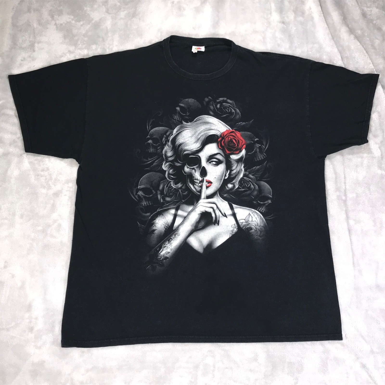VTG Y2K Marilyn Monroe Tattoo Skulls Roses Grunge Gothic Horror (2XL) T-Shirt gallery