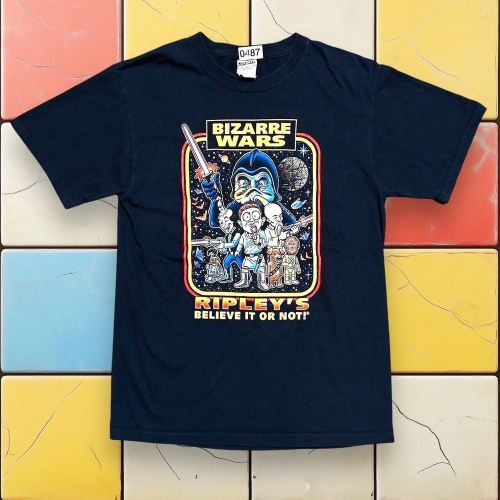Vintage Y2K Ripley’s Bizarre Wars Graphic Tee M Sci-Fi Parody Star Movie Shirt
