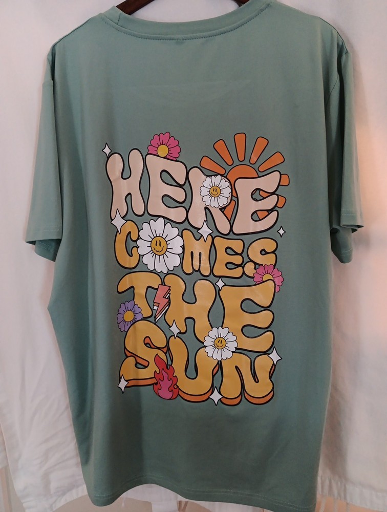 XL Here Comes The Sun Graphic Tee Shirt 100 % Polyester, Sea Foam.
