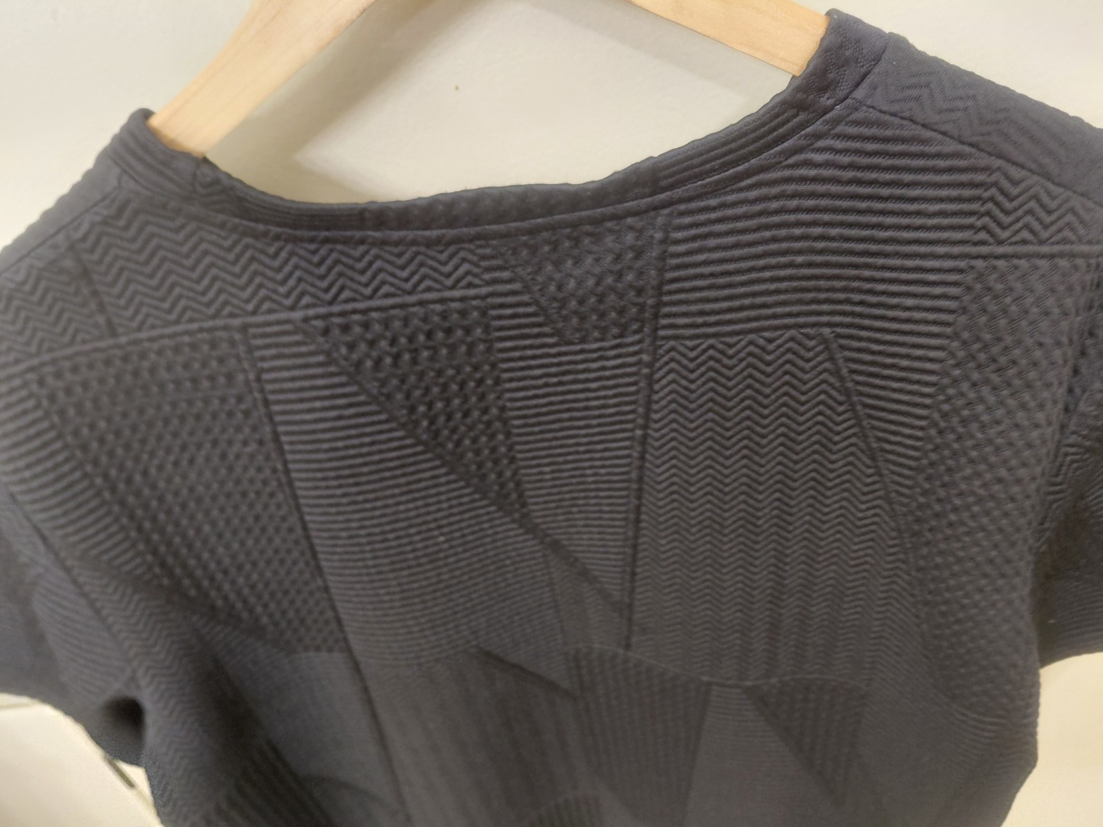 Designer Style Mens M T-shirt With 3D Texture Geometric Pattern! Black. gallery