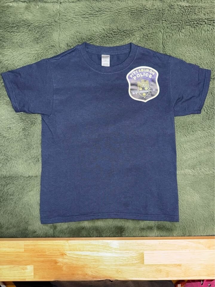 Pittsburgh Police Department Patch Chest Logo Gilden T‑Shirt - YOUTH MEDIUM gallery
