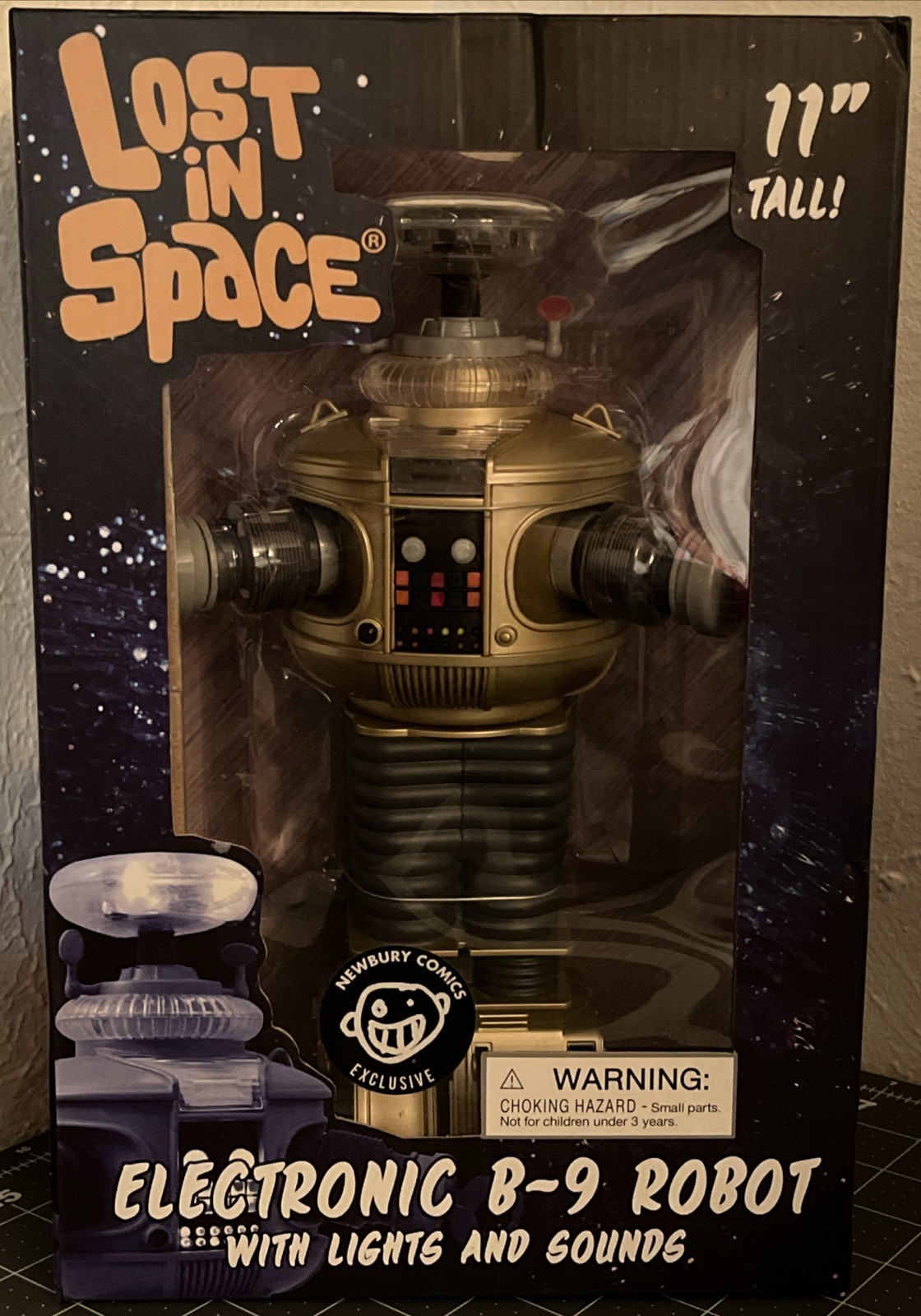 DIAMOND SELECT ELECTRONIC B~9 ROBOT LOST IN SPACE WITH LIGHTS & SOUNDS 11” TALL!