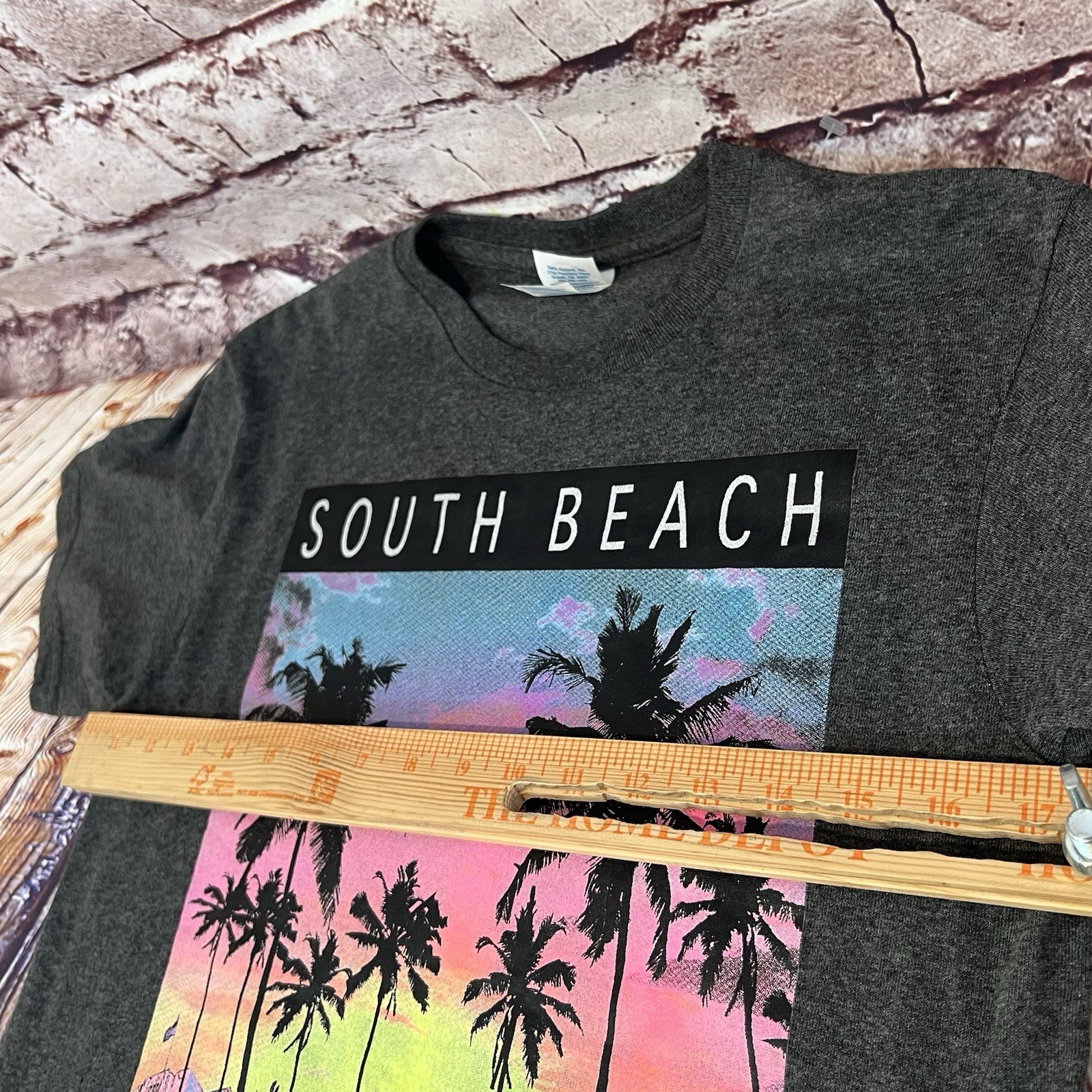 Delta Pro Weight Men’s Gray South Beach Graphic Print Short Sleeve T-Shirt Small gallery