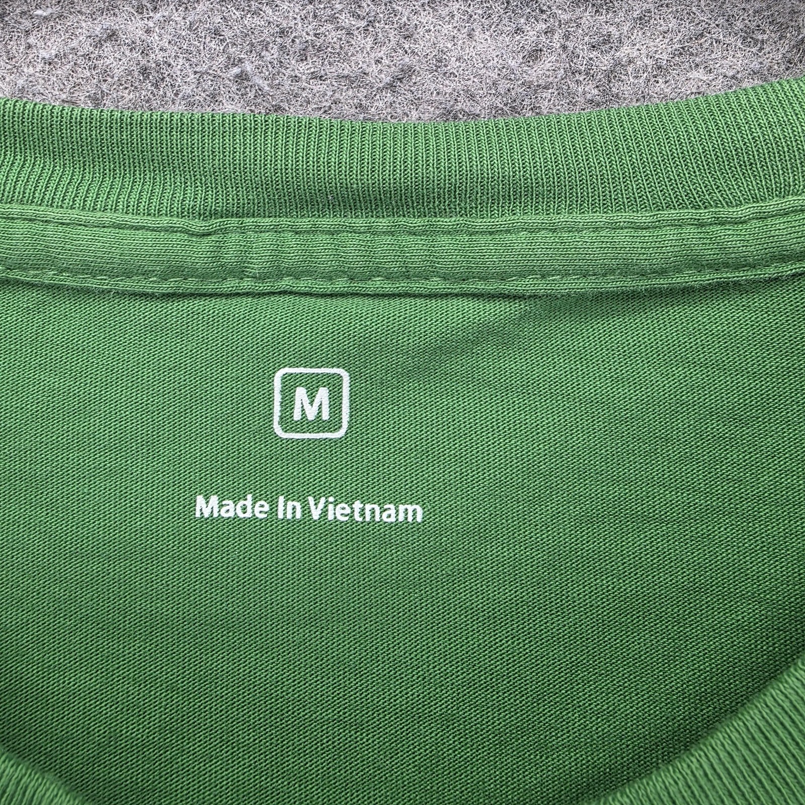 Apple Shirt Mens Medium Green 100% Cotton Logo Tee Crewneck T Shirt Casual gallery