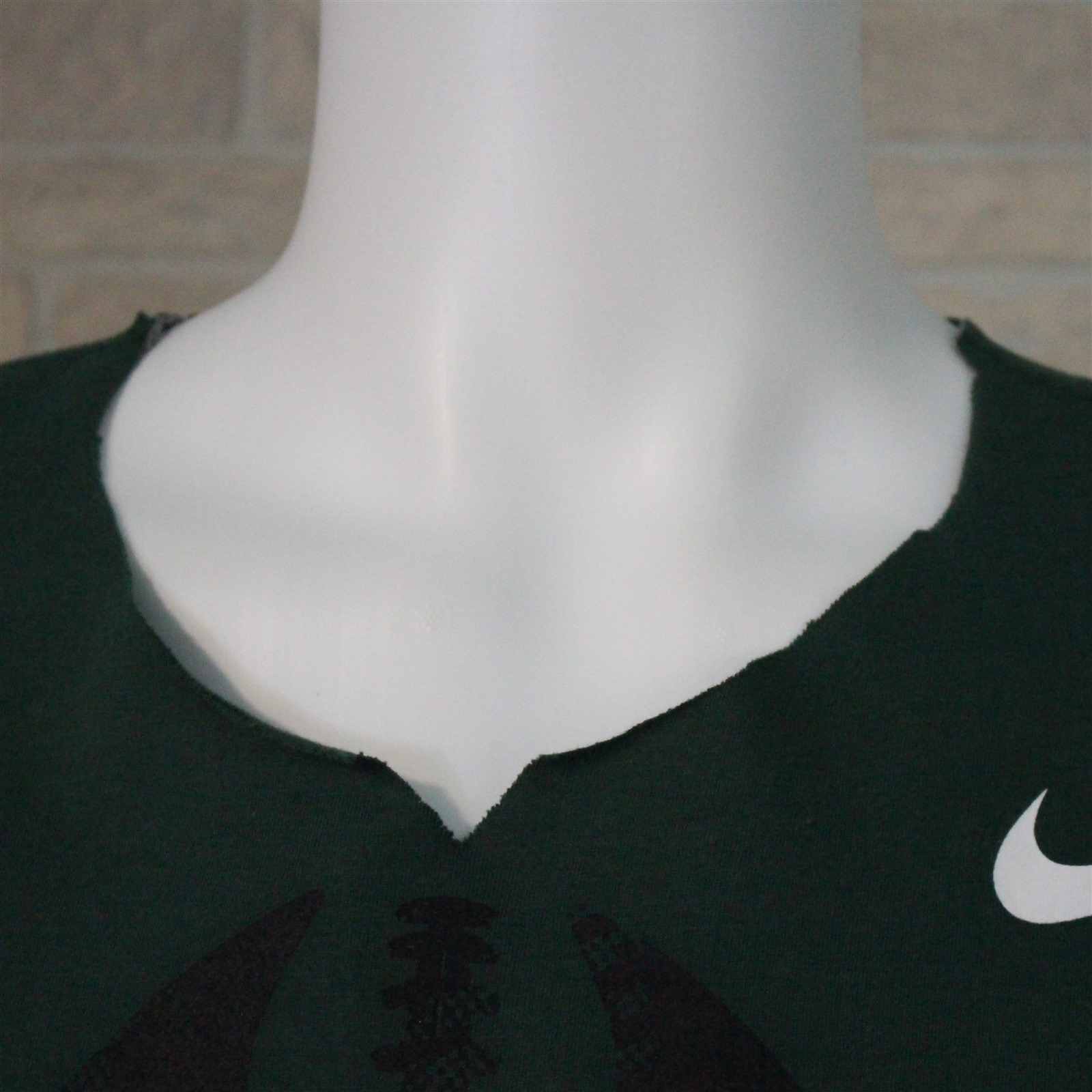 Nike Graphic T-shirt Men's MEDIUM Standard Fit Oregon Ducks Football Cut Neck gallery