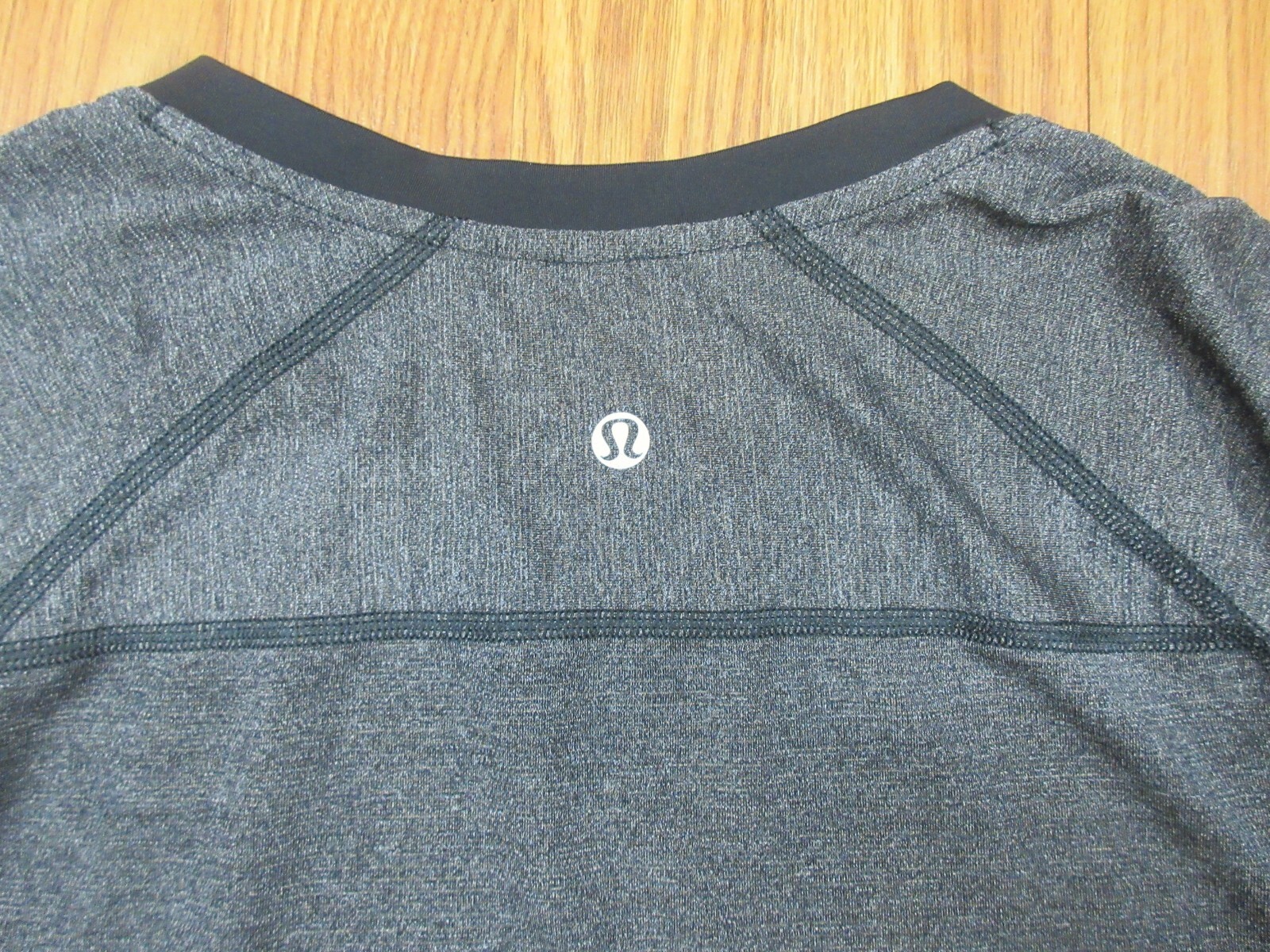 LULULEMON ATHLETICA T-SHIRT POLYESTER/SPANDEX GRAY & BLACK Sz MEDIUM, M gallery