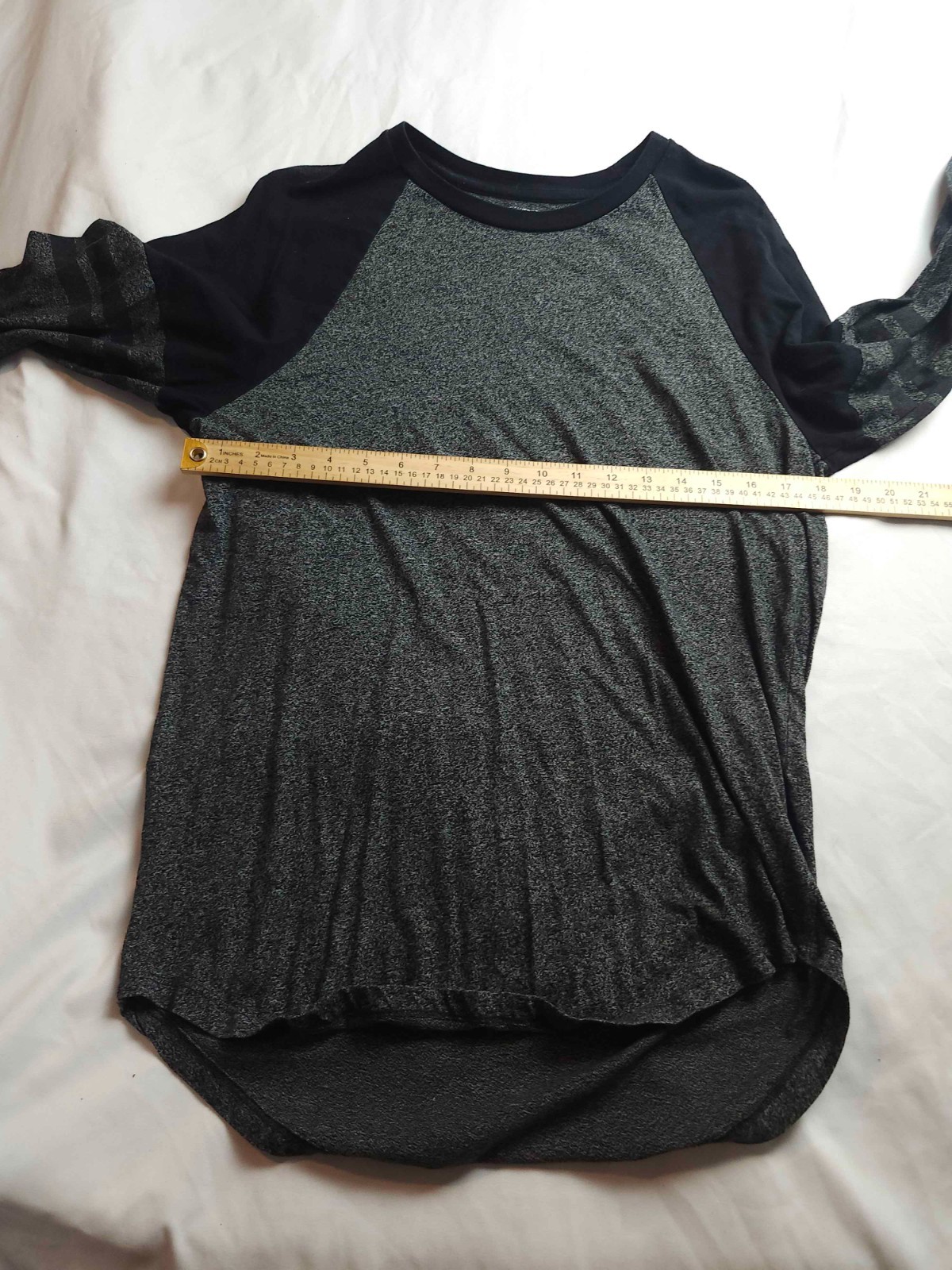 Carbon Raglan Shirt Mens Medium Gray Black Knit Longer Length Curved Hem Casual gallery
