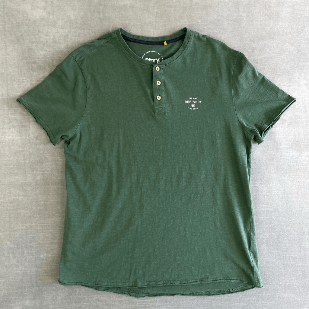Refinery T-Shirt Mens Large Green Henley Raw Hem Tee Casual Outdoors Streetwear