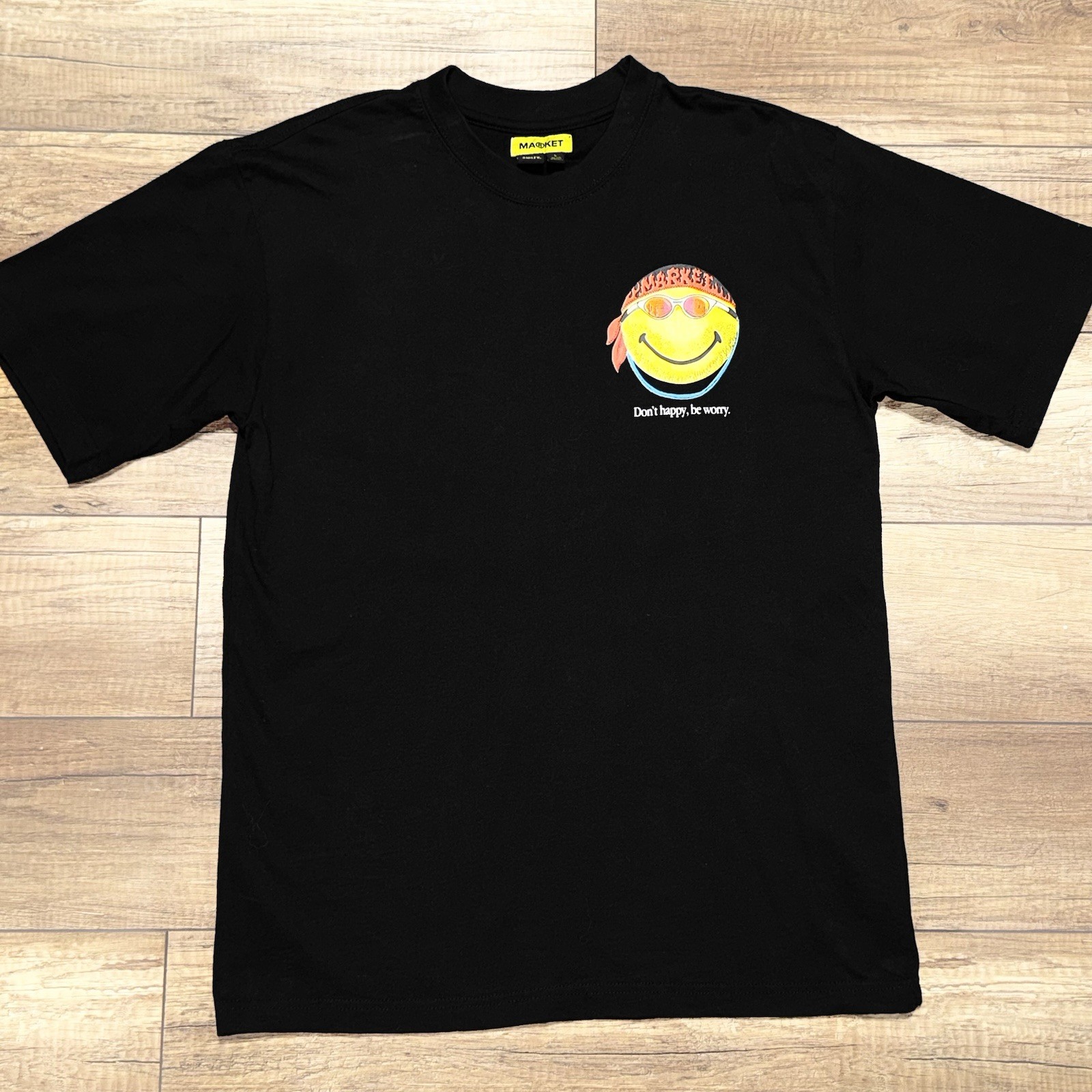 Chinatown Market x Smiley Don’t Happy, Be Worry Big Logo Graphic T Shirt Mens L gallery