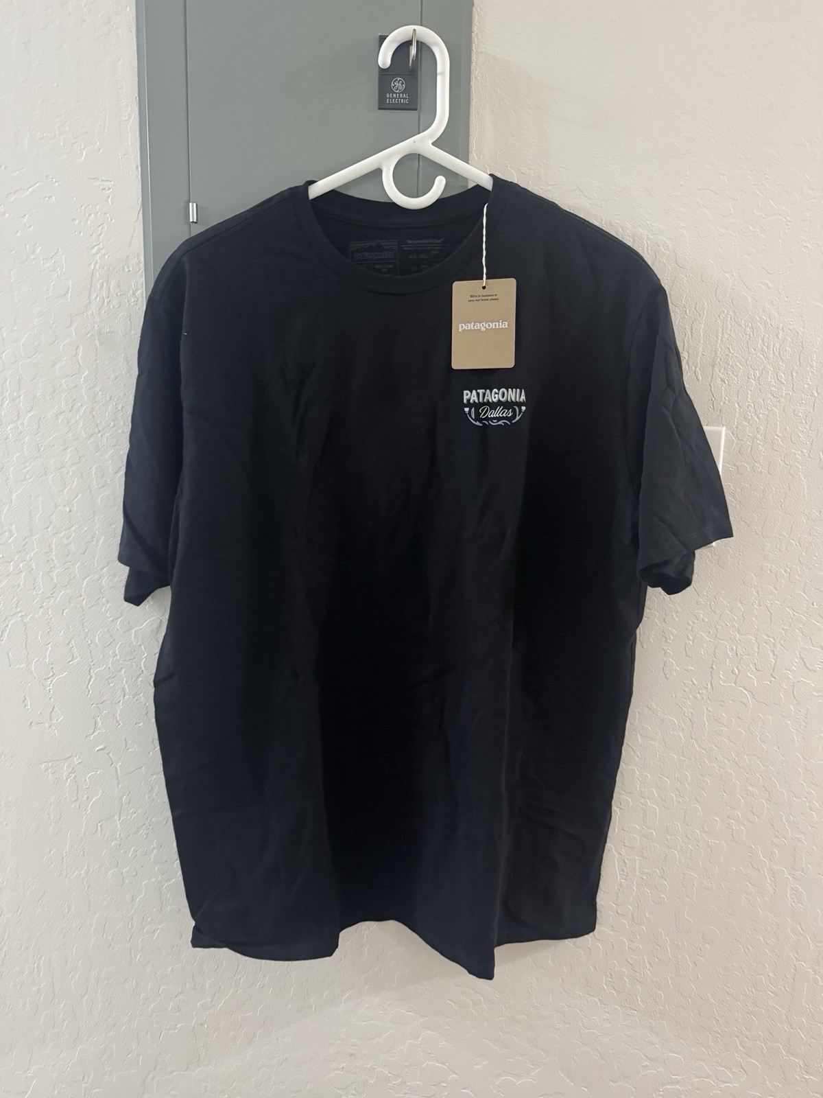 Patagonia Responsibili-Tee Dallas Wolf Graphic T-Shirt Black Men’s M 37728 BLK gallery