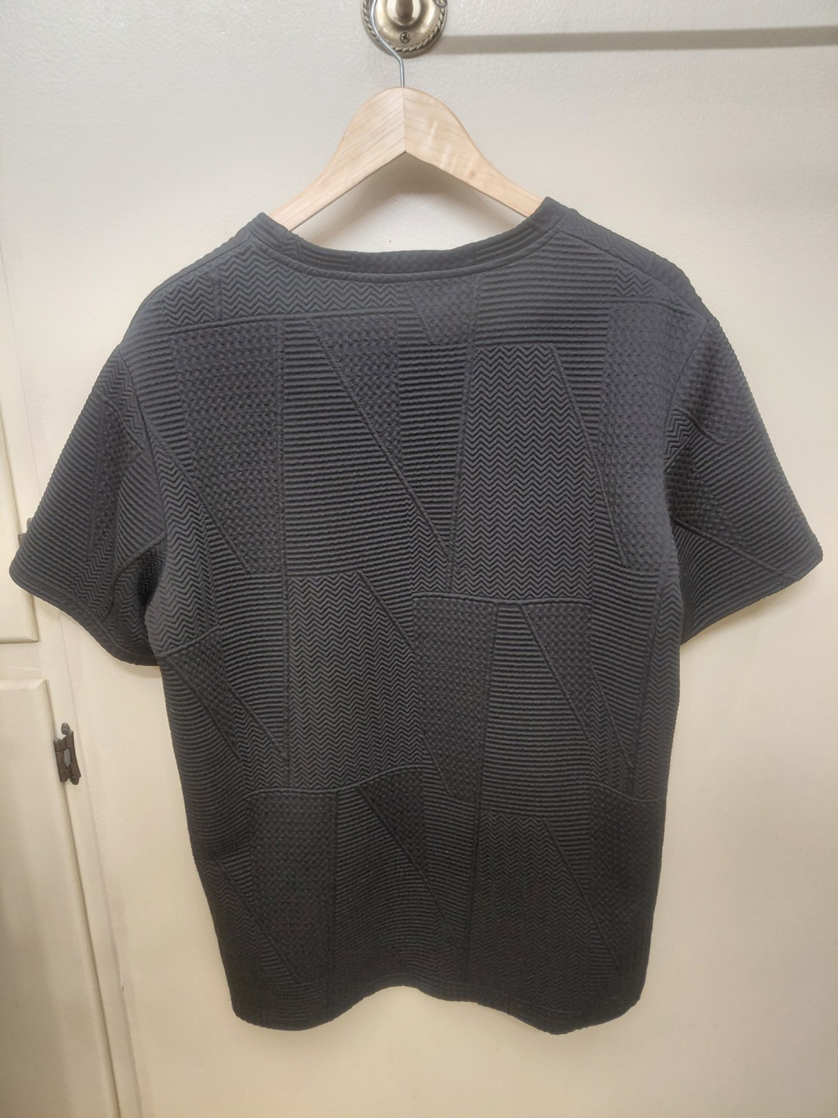 Designer Style Mens M T-shirt With 3D Texture Geometric Pattern! Black. gallery