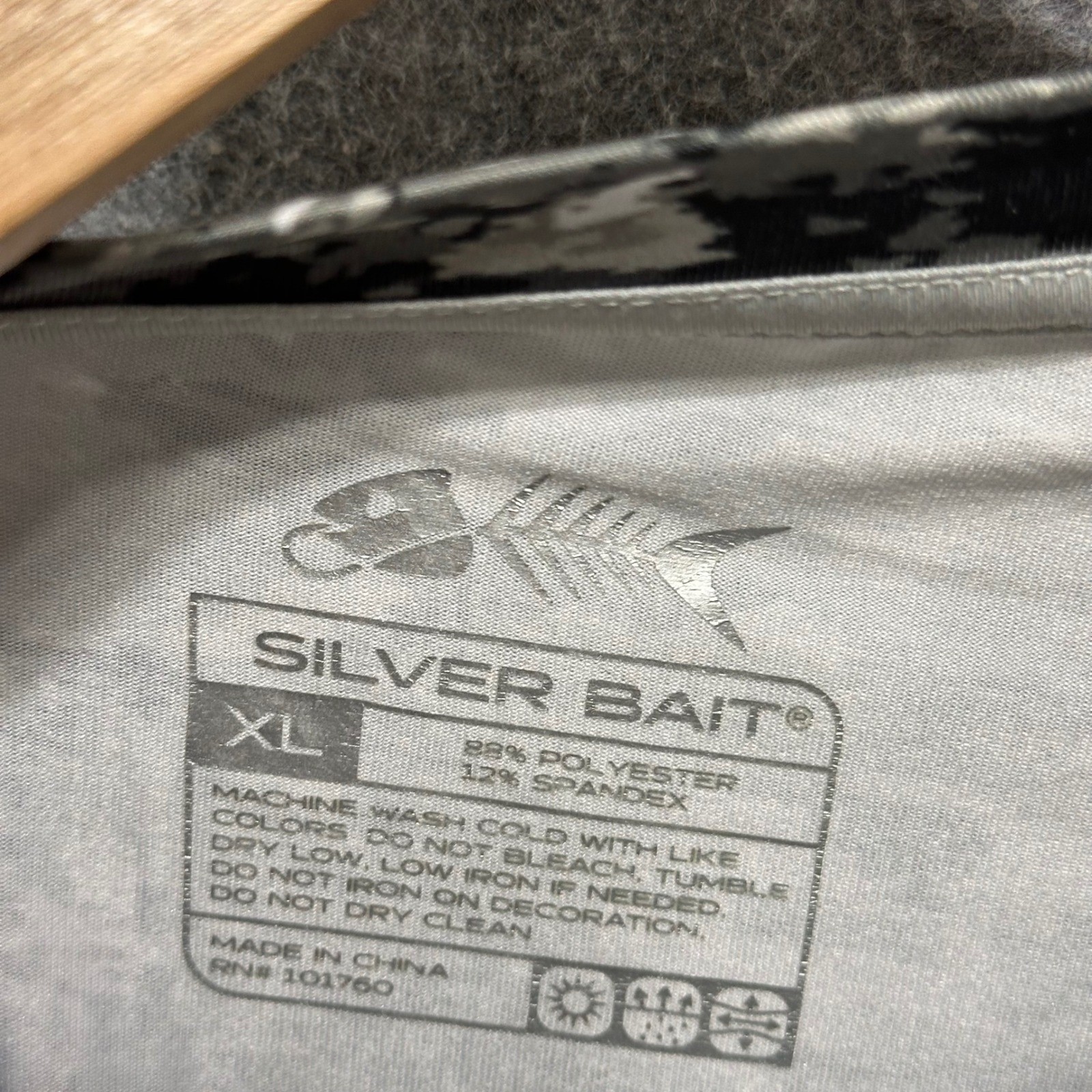 Silver Bait Fishing Shirt Mens XL Gray Camo Performance Short Sleeve Tee Spandex gallery