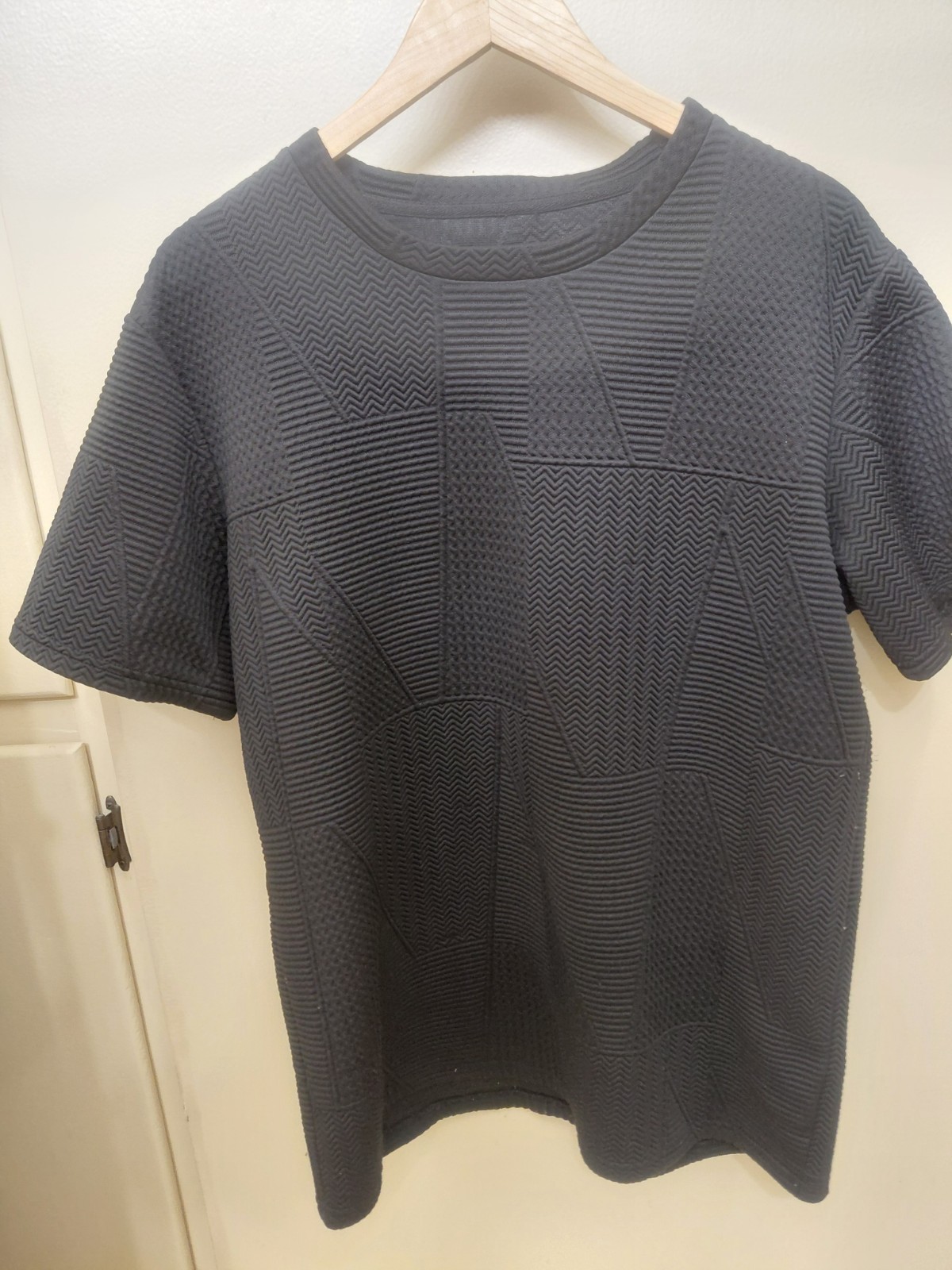 Designer Style Mens M T-shirt With 3D Texture Geometric Pattern! Black. gallery