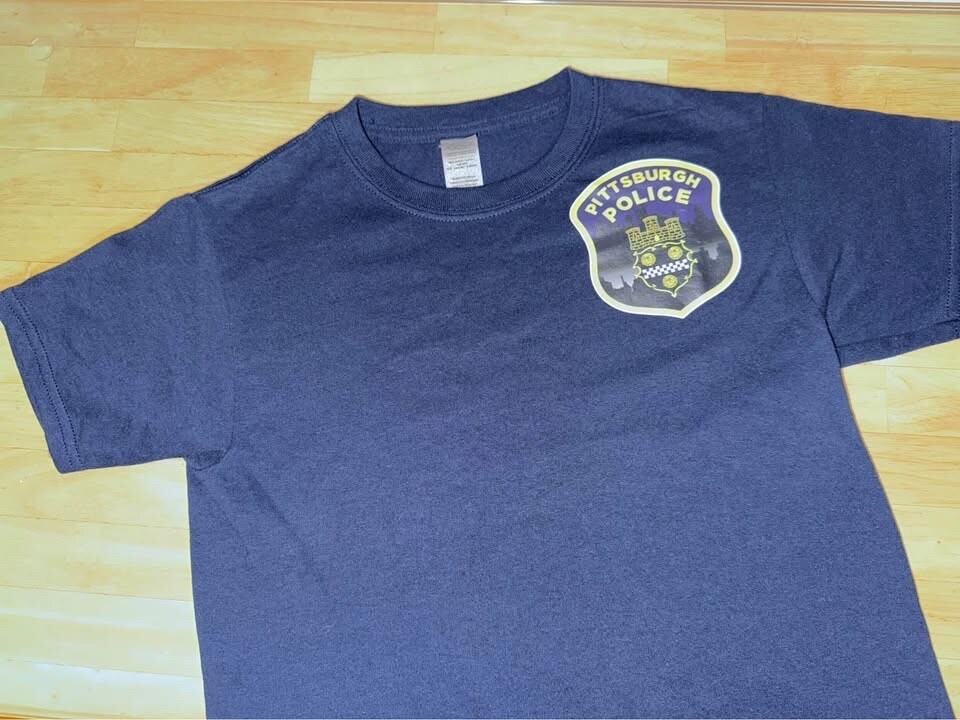Pittsburgh Police Department Patch Chest Logo Gilden T‑Shirt – YOUTH MEDIUM