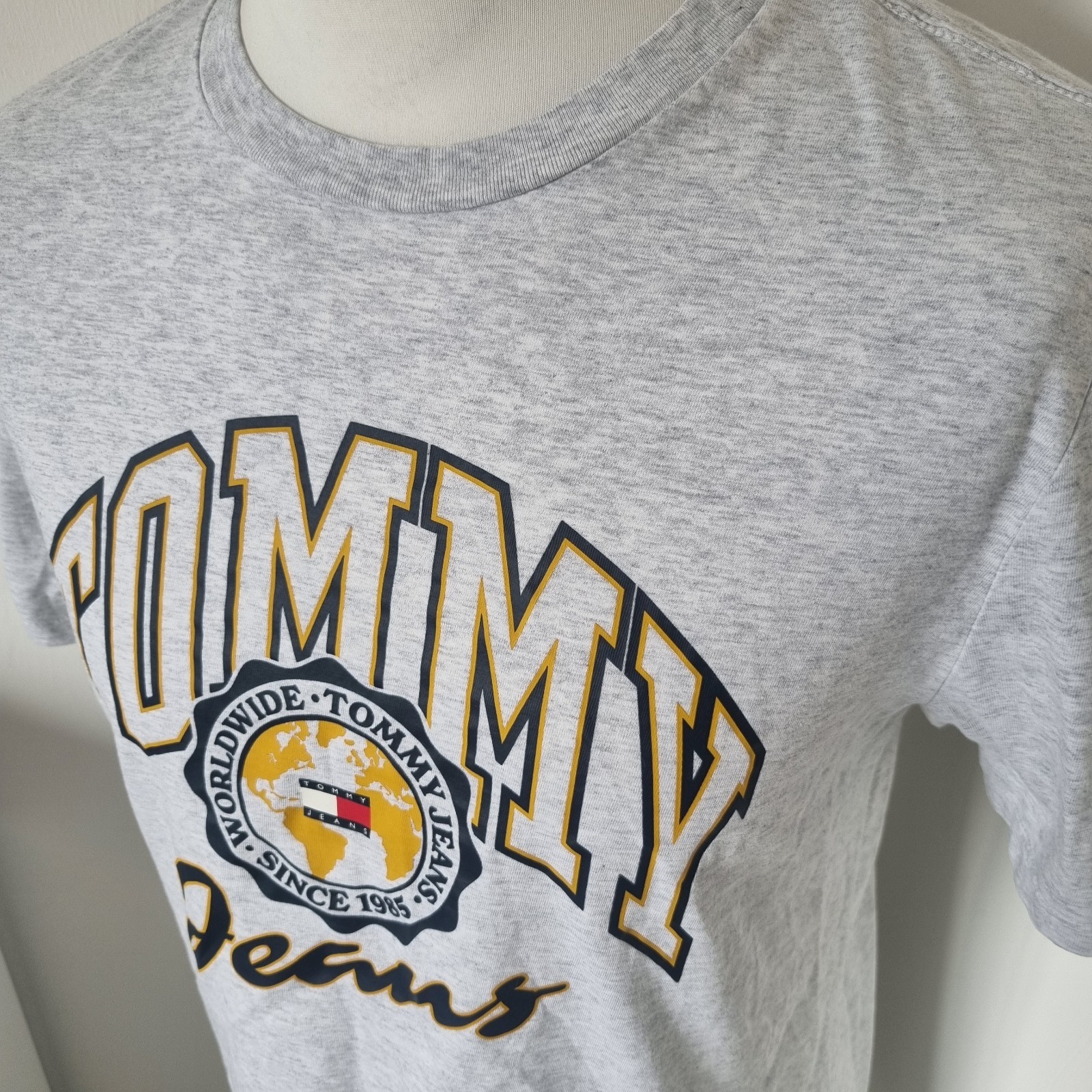Tommy Hilfiger Jeans T-Shirt Large Graphic Print Grey gallery