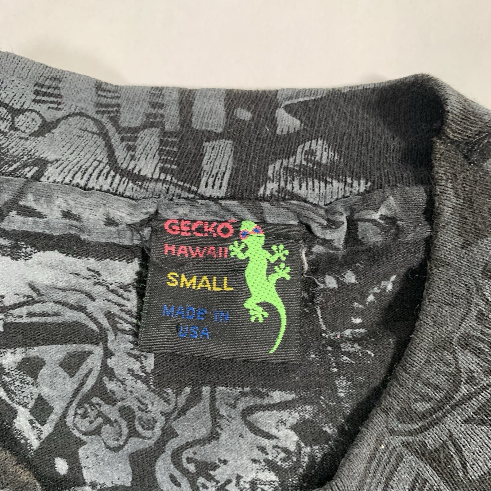 VTG 90s Gecko Hawaii All Over Print T-Shirt Mens Small Black Lizard Surf Skate gallery