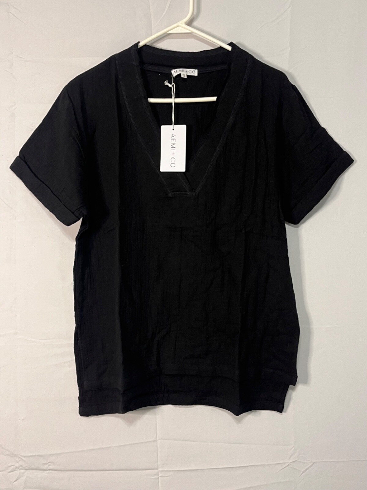 AEMI+C0 Short Sleeve V-Neck Shirt NWT Size Small (0-1)