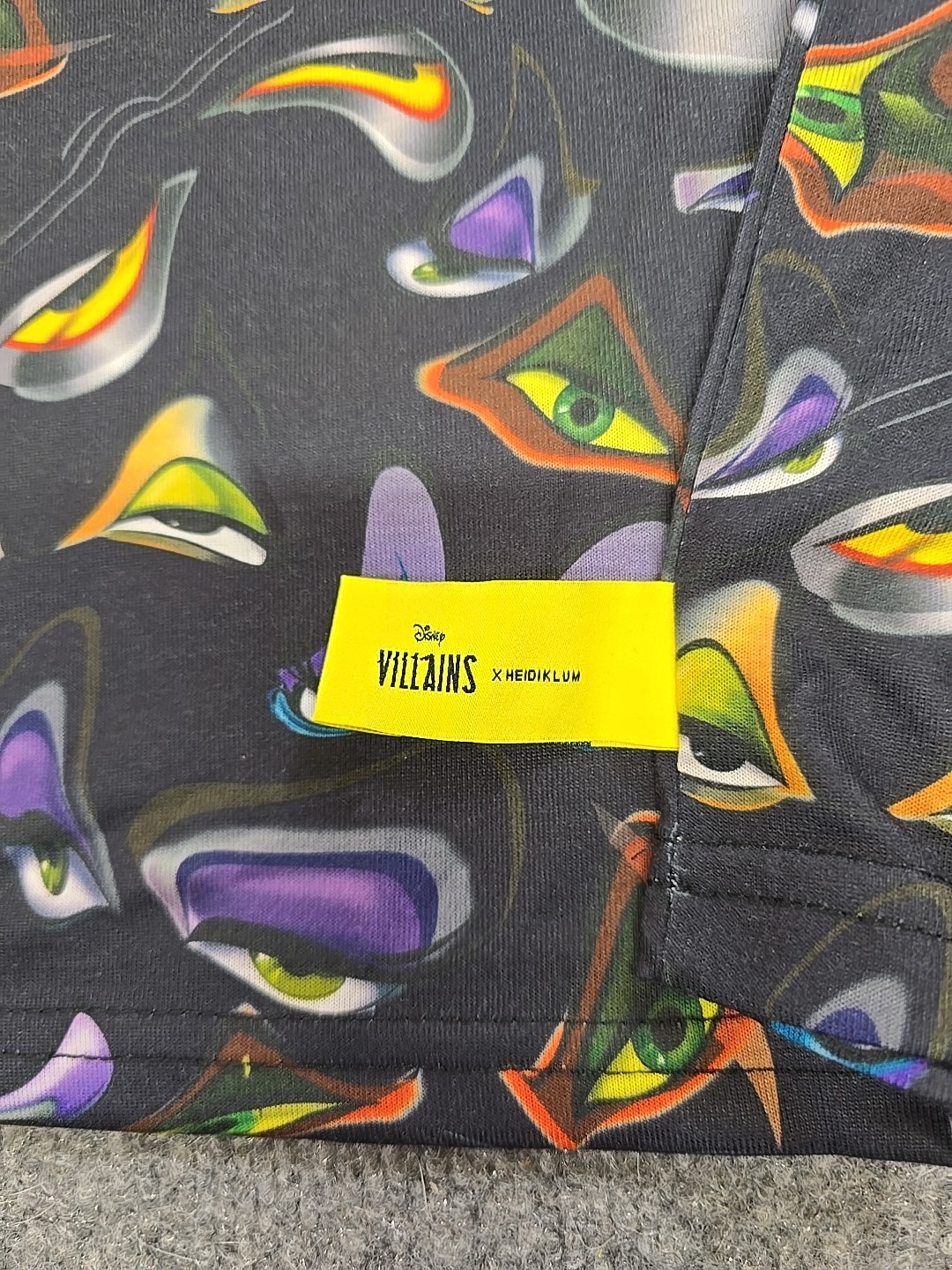 Disney Villains X Heidi Klum T Shirt Men's Large Eyes All Over Graphic Short... gallery