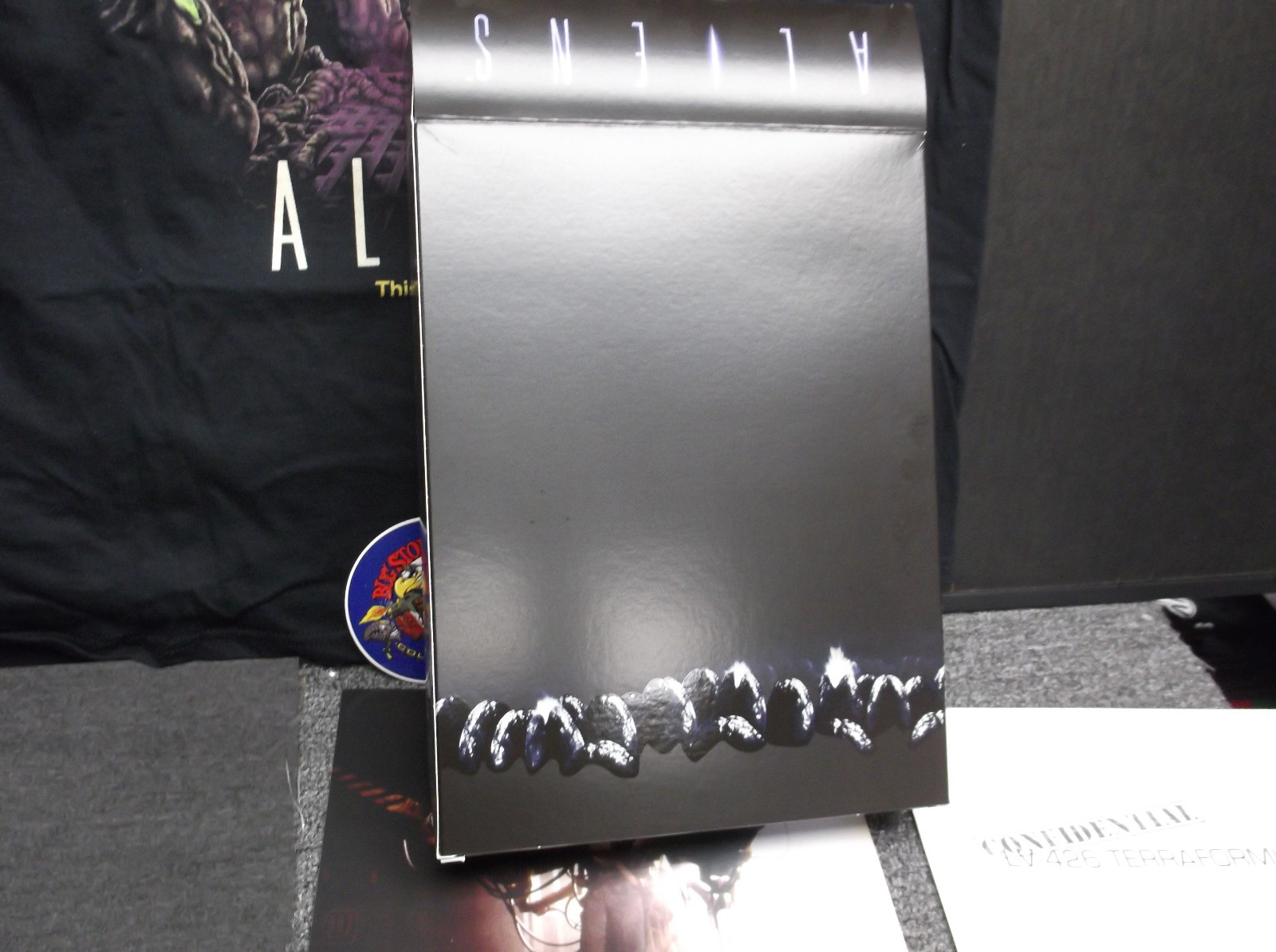 Fright Rags Aliens XL Shirt Box Set with Lobby Cards, Sticker, Weyland Folder gallery