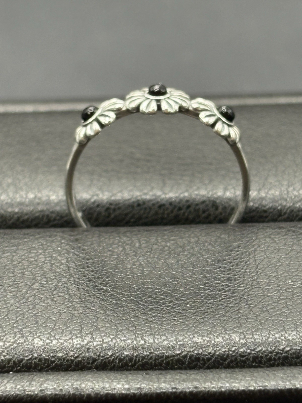 New Condition Sterling Silver Onyx Flowers Ring Size 7 925 E4