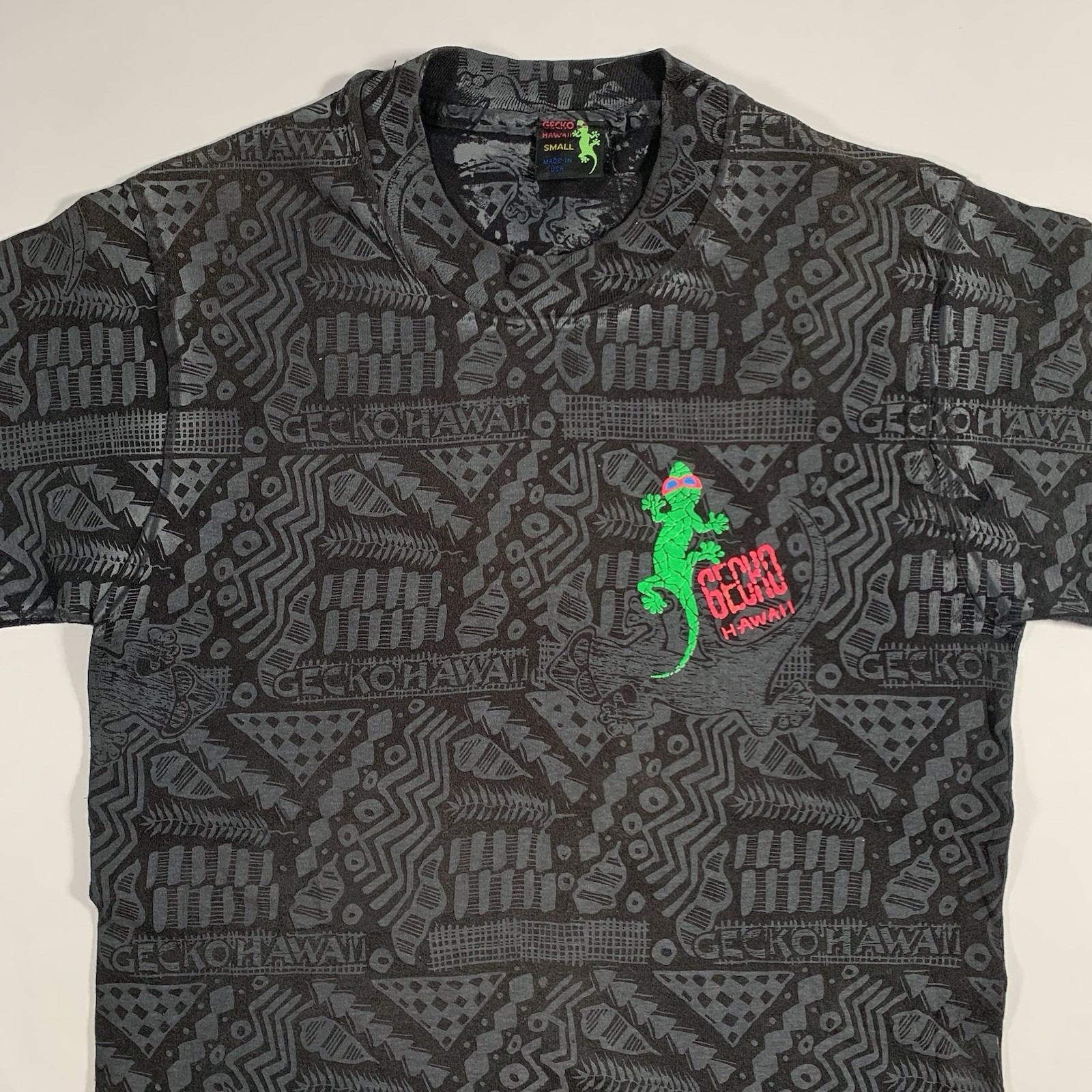 VTG 90s Gecko Hawaii All Over Print T-Shirt Mens Small Black Lizard Surf Skate gallery