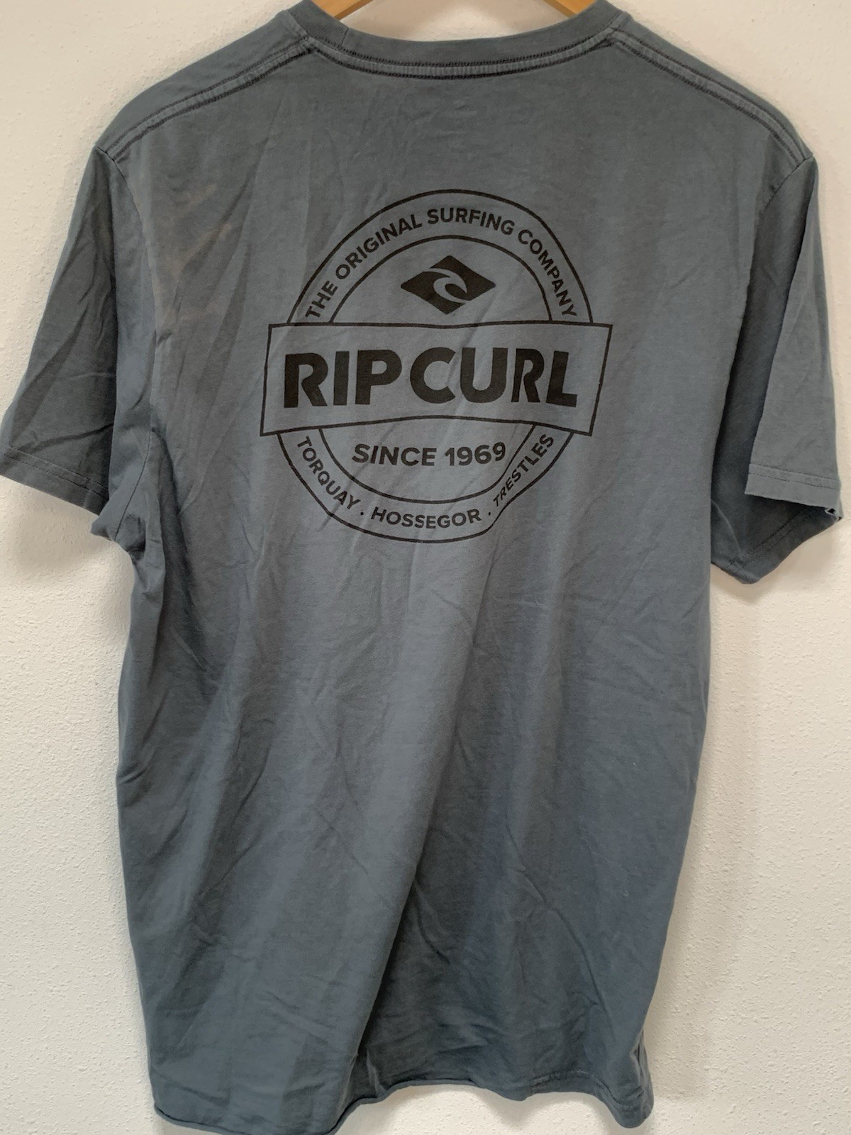 Rip Curl Men’s XL Gray Standard Fit Graphic Logo Crew Neck Short Sleeve T-Shirt gallery