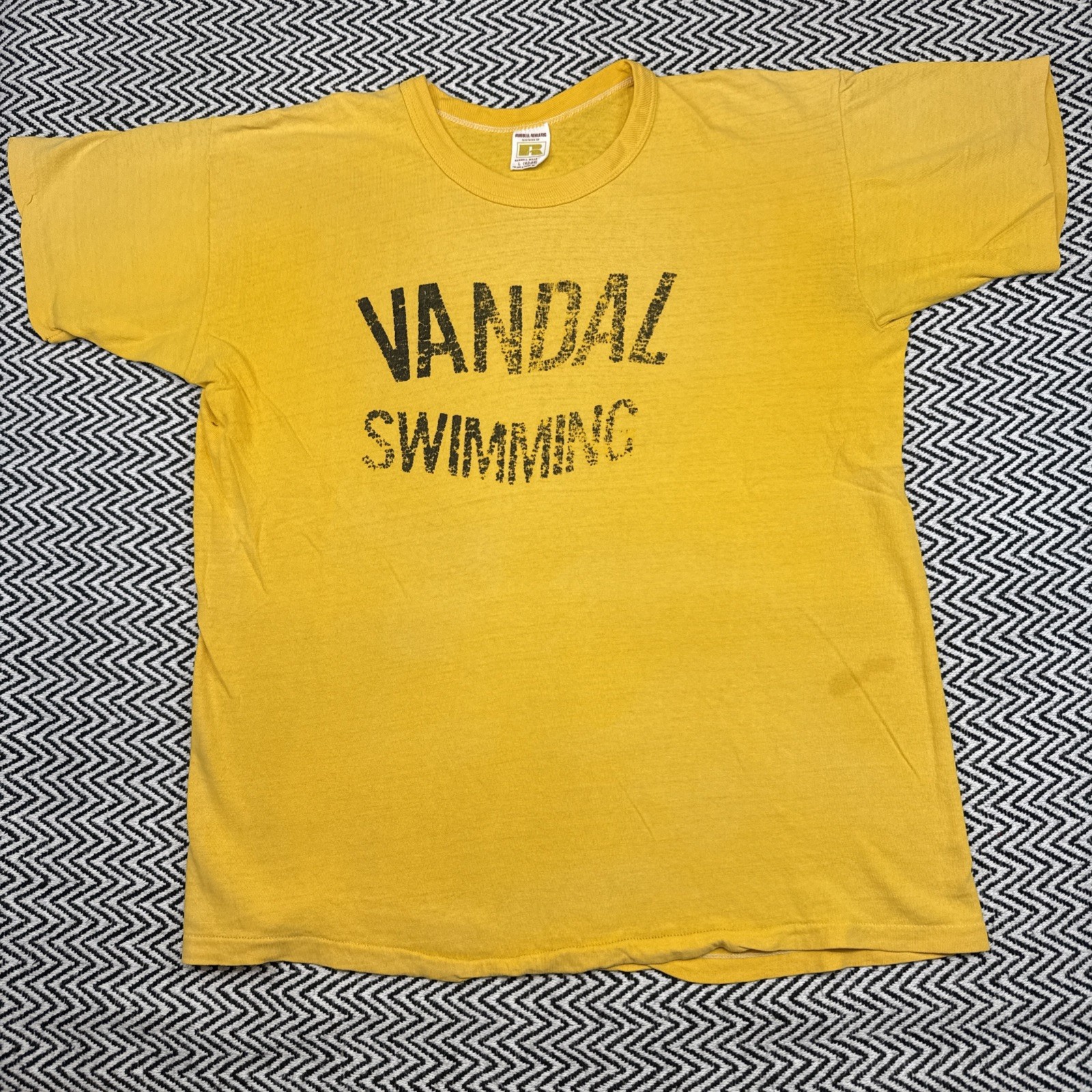 VTG 80s Russell Athletic Size LARGE University Idaho Vandal Swimming Shirt USA