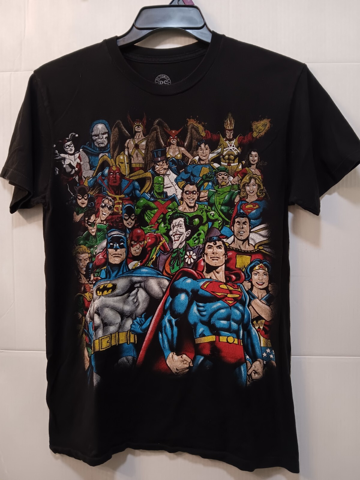 DC COMICS HEROES & VILLAINS T-SHIRT SIZE MEDIUM