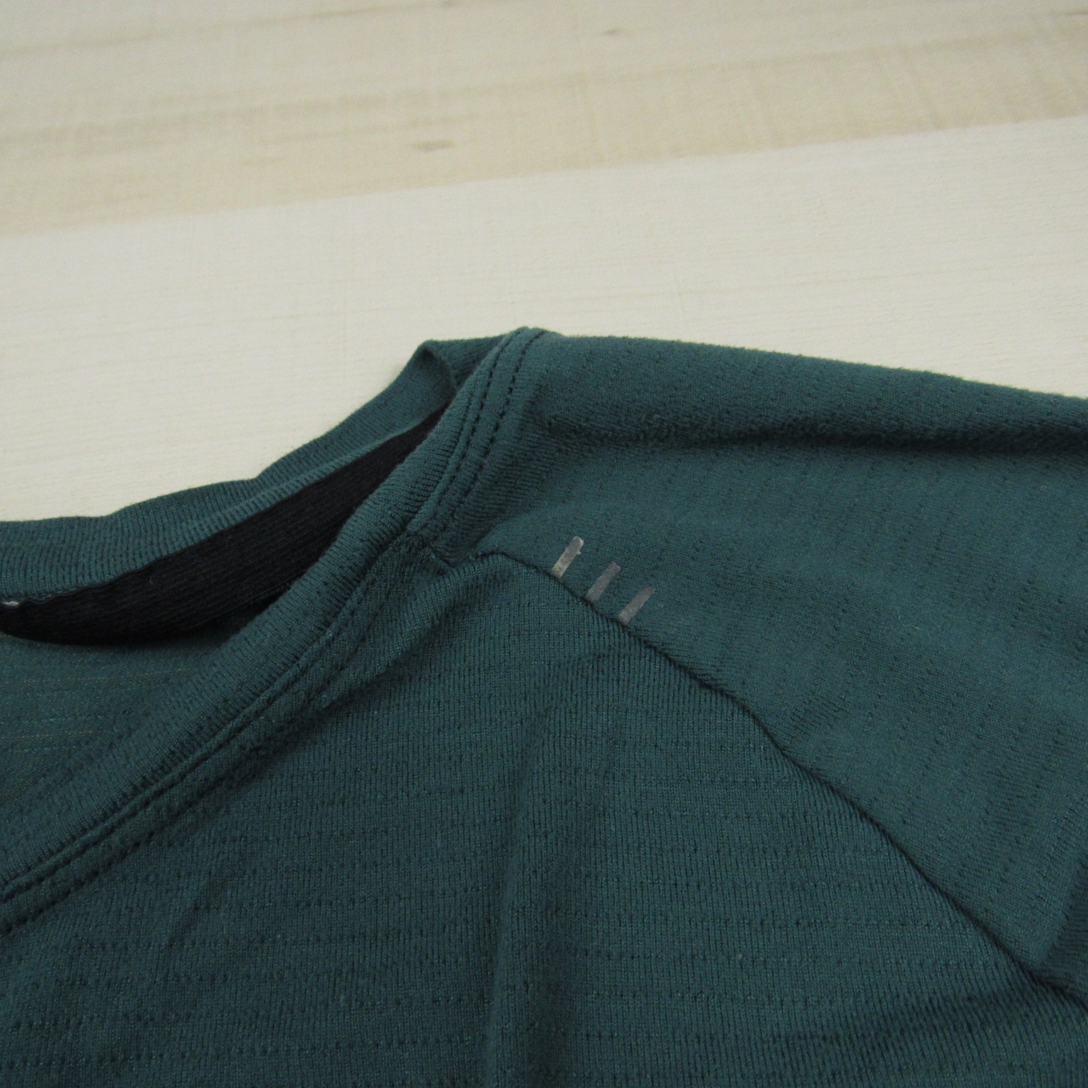 Lululemon Shirt Mens Extra Large Green Long Curved Hem Tech Performance Stretch gallery
