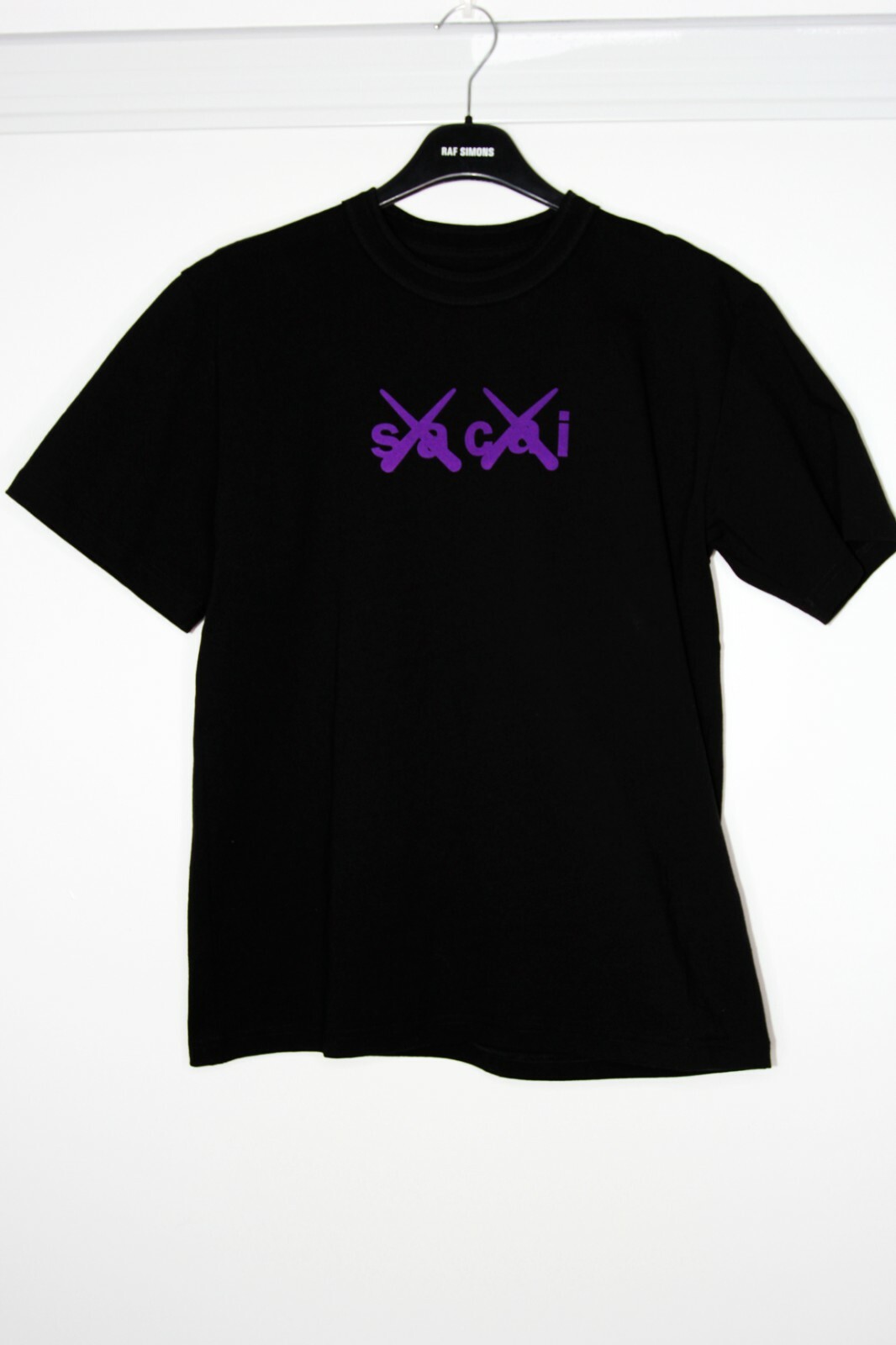 BNWT AW21 SACAI x KAWS FLOCKED LOGO PRINT TSHIRT BLACK 0 gallery