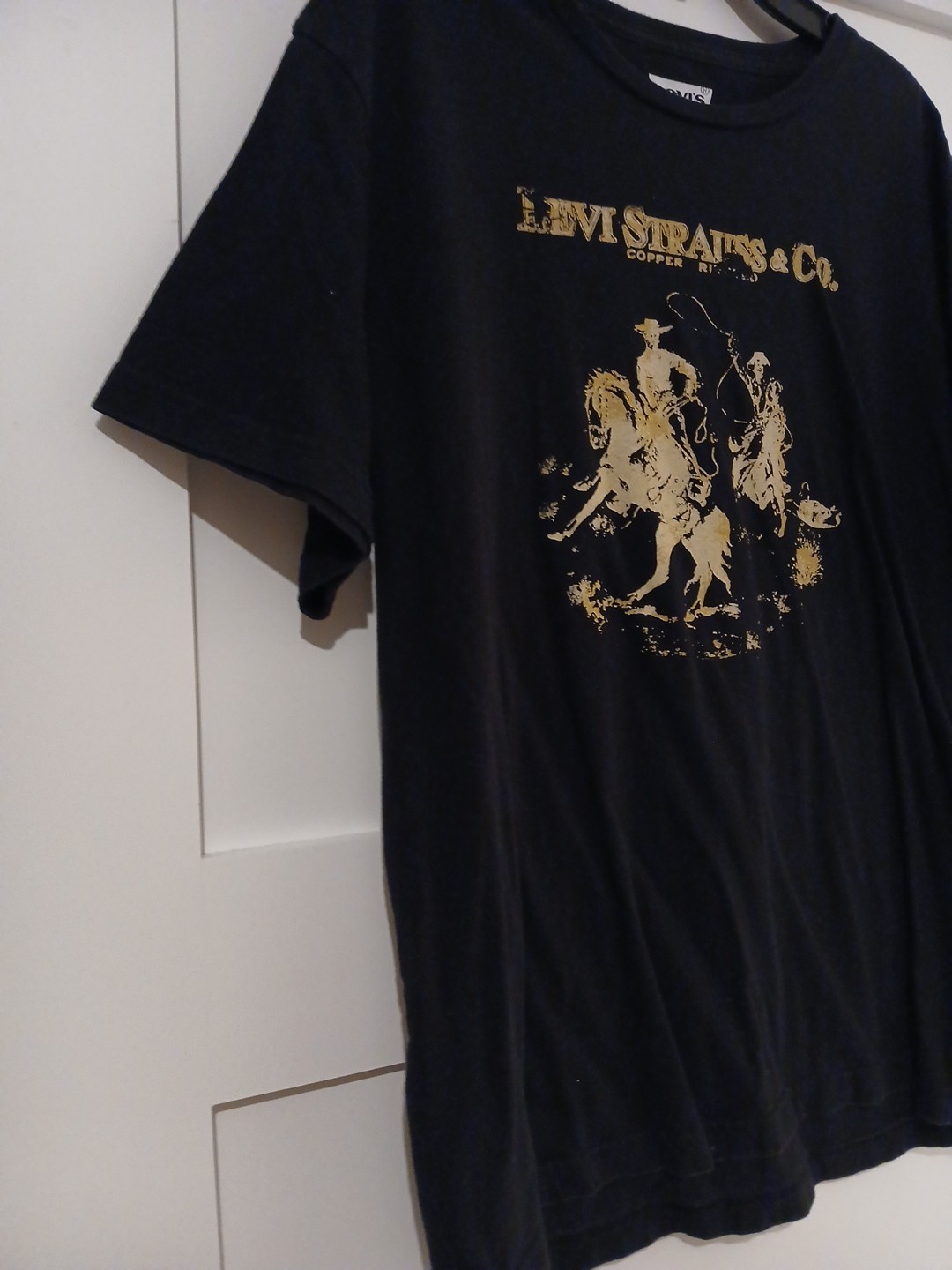 Levi's Size Large Black 100% Cotton Short Sleeved Graphic T-Shirt gallery