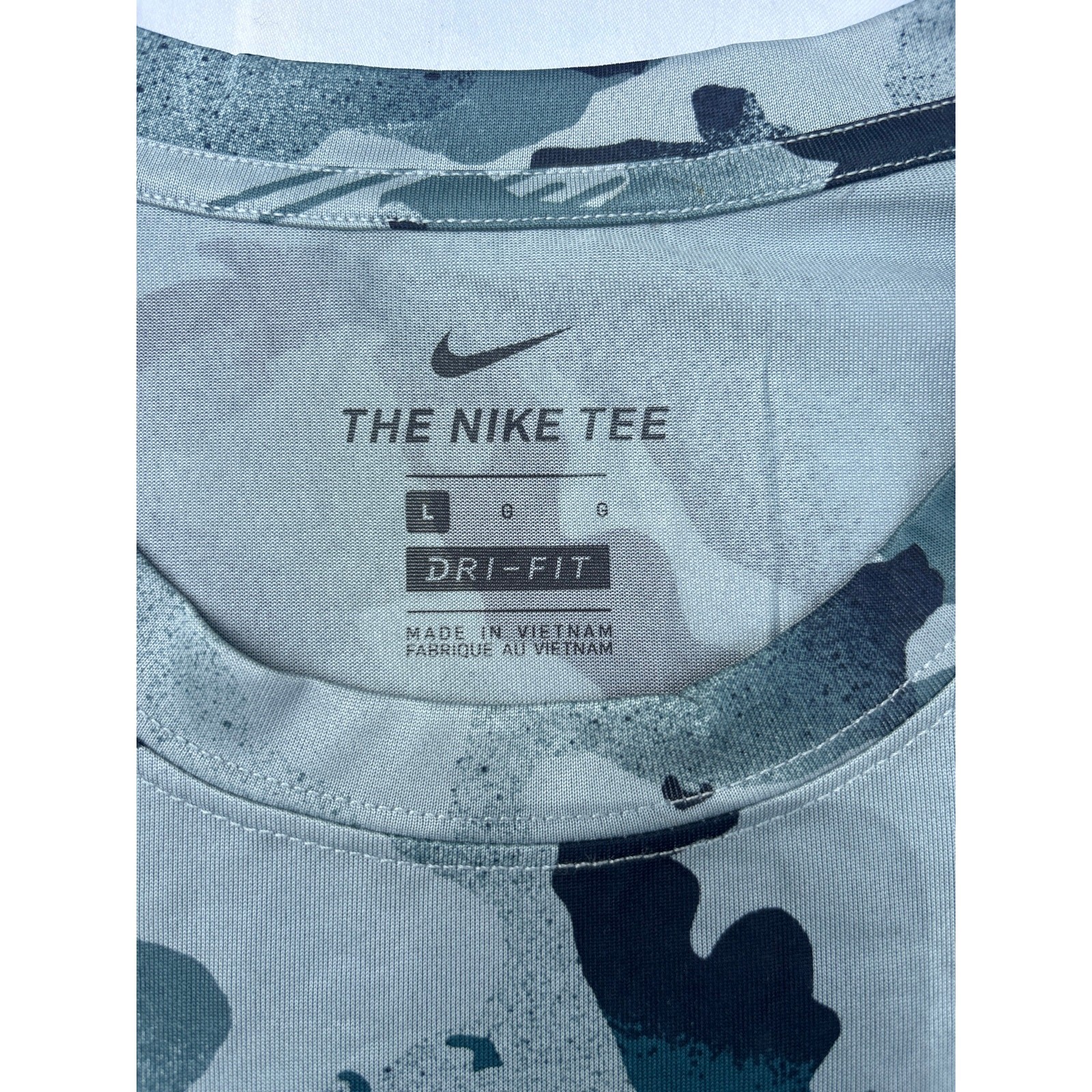 NWT Men’s Dri Fit Nike Camo T shirt. Size Large. Ships fast!! gallery