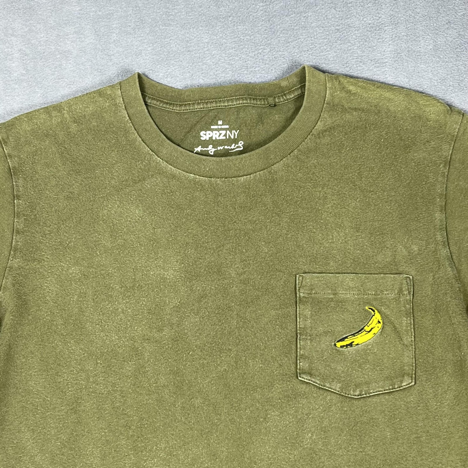 Uniqlo Shirt Mens Medium Olive Green SPRZ NY Andy Warhol Banana Pocket Tee Art gallery