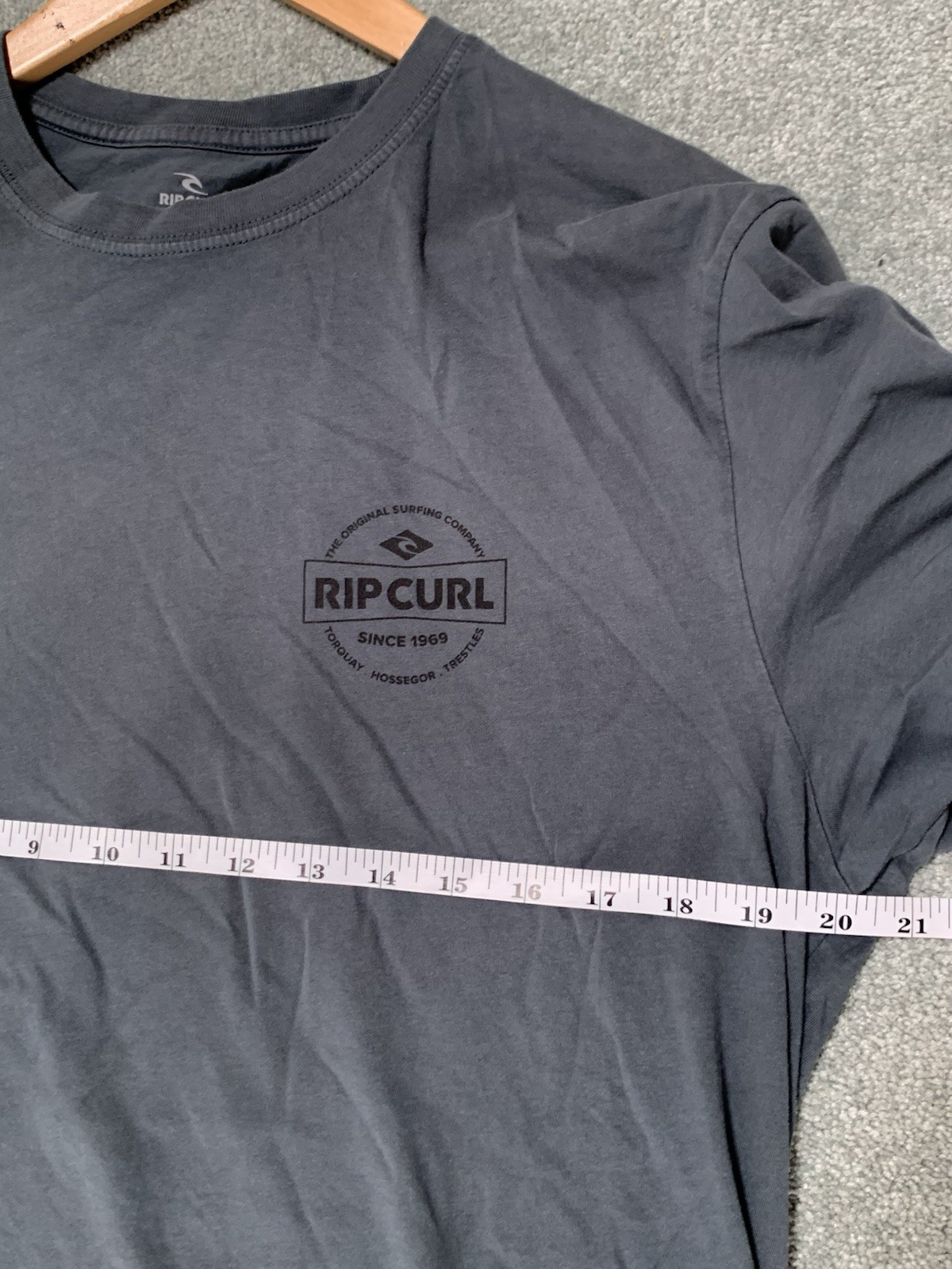Rip Curl Men’s XL Gray Standard Fit Graphic Logo Crew Neck Short Sleeve T-Shirt gallery