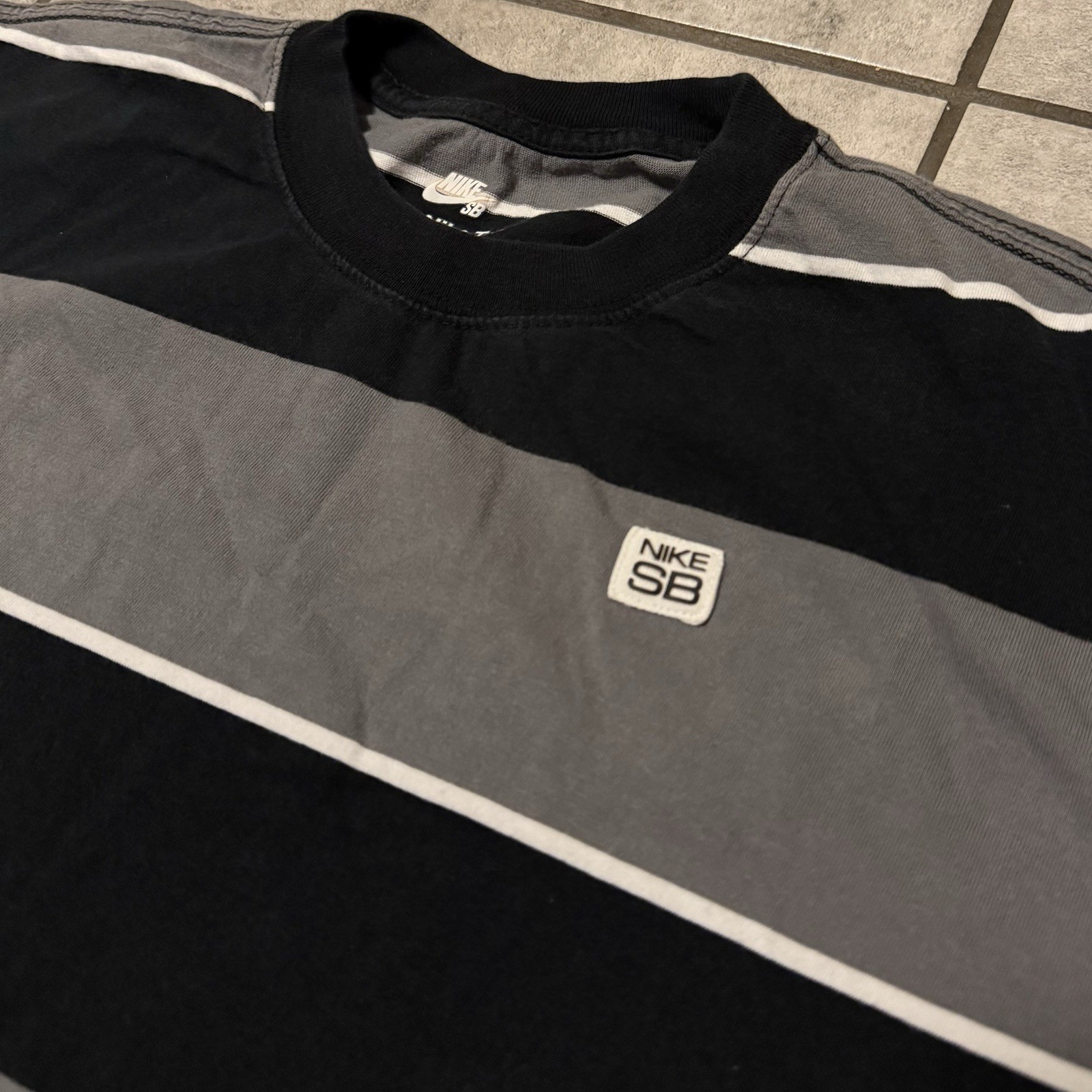 Nike SB Striped T-Shirt Size Medium Loose Fit gallery