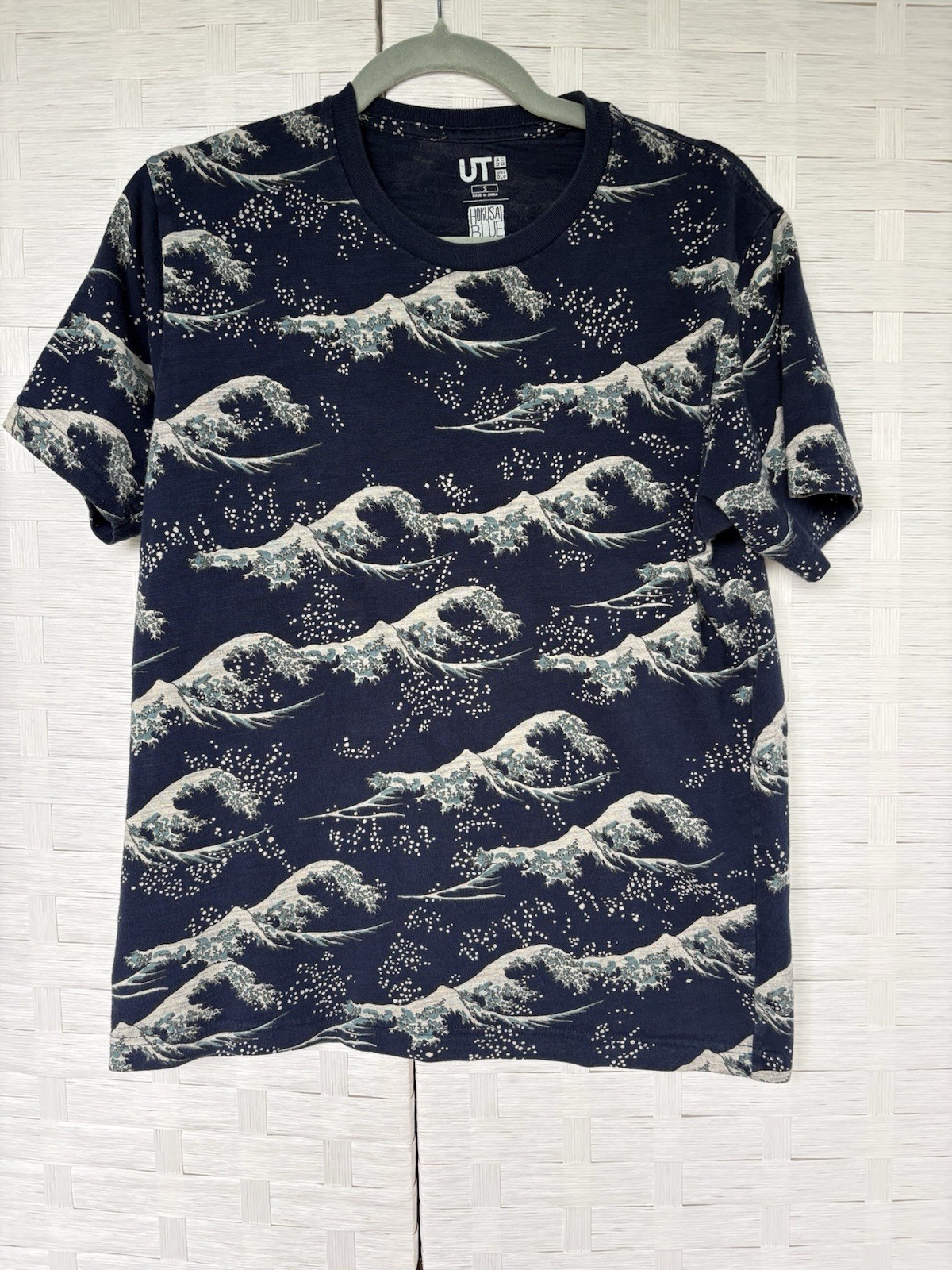 Uniqlo Hokusai T Shirt Mens Small Blue Japanese Great Wave All Over Print UT gallery