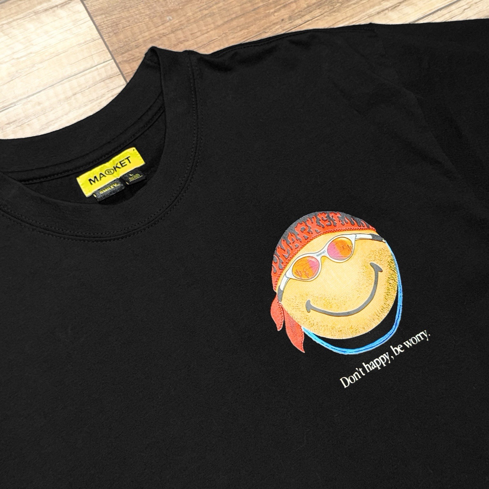Chinatown Market x Smiley Don’t Happy, Be Worry Big Logo Graphic T Shirt Mens L gallery