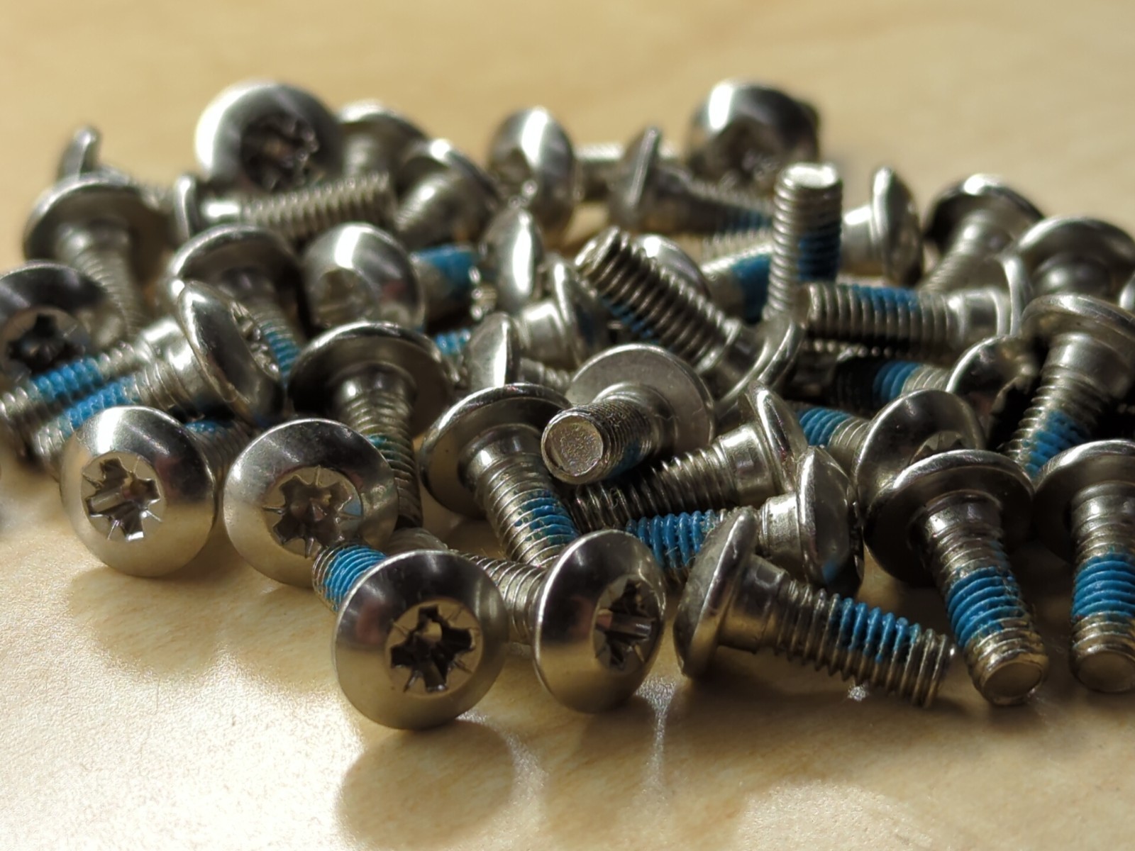 M4 x 11mm Stainless Steel  Phillips Head Machine Screws 50pcs With Locking Patch