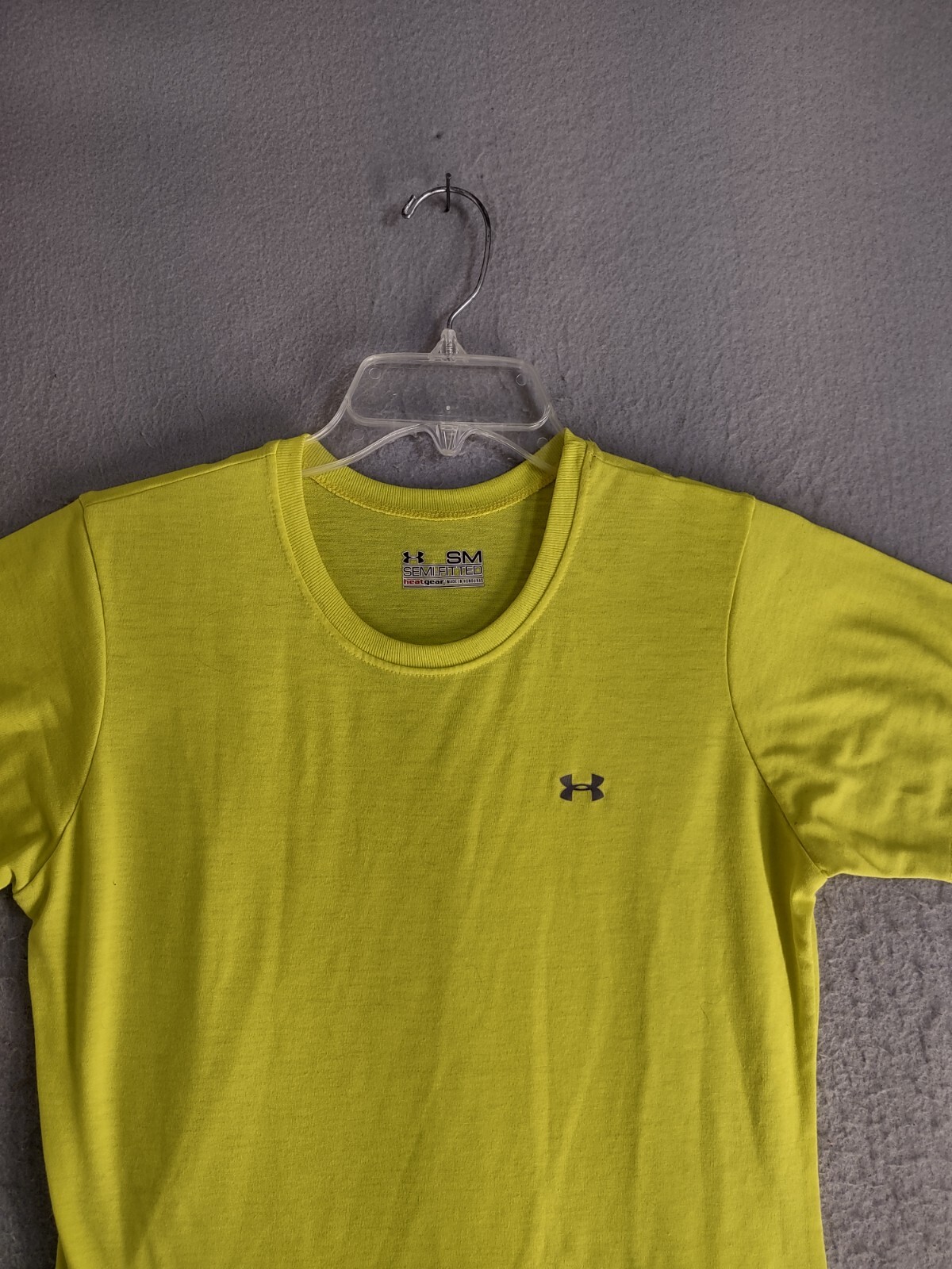 Under Armour Mens Shirt Small Yellow Semi Fitted Heat Gear Solid Logo Pullover gallery