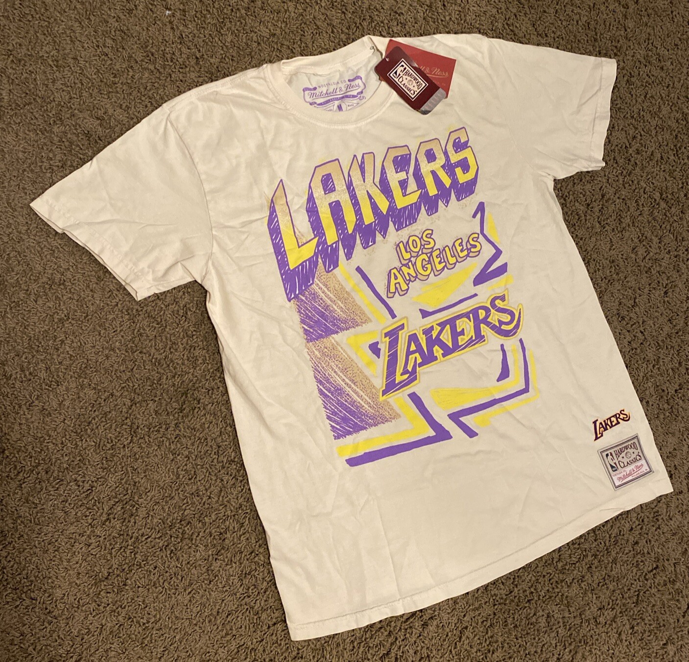 NWT Men’s Mitchell & Ness LA Lakers Sidewalk Sketch Off White T-Shirt Size M gallery